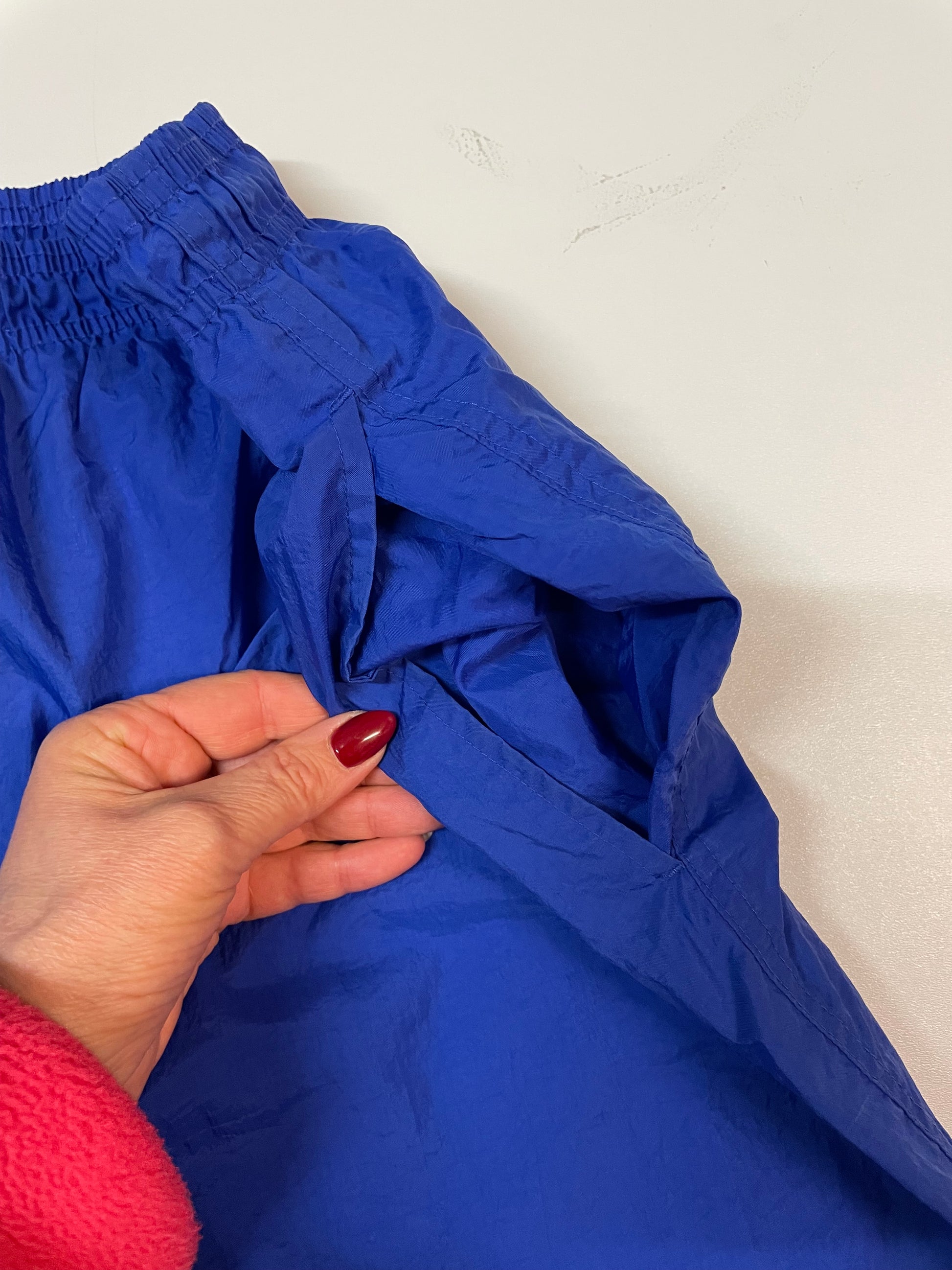 Entdecke unsere Vintage Track Pants von Nike und anderen Marken, erhältlich bei Valuxery.de - Dein Shop für trendige Vintage - Kleidung. Unsere Track Pants sind aus hochwertigen Materialien und