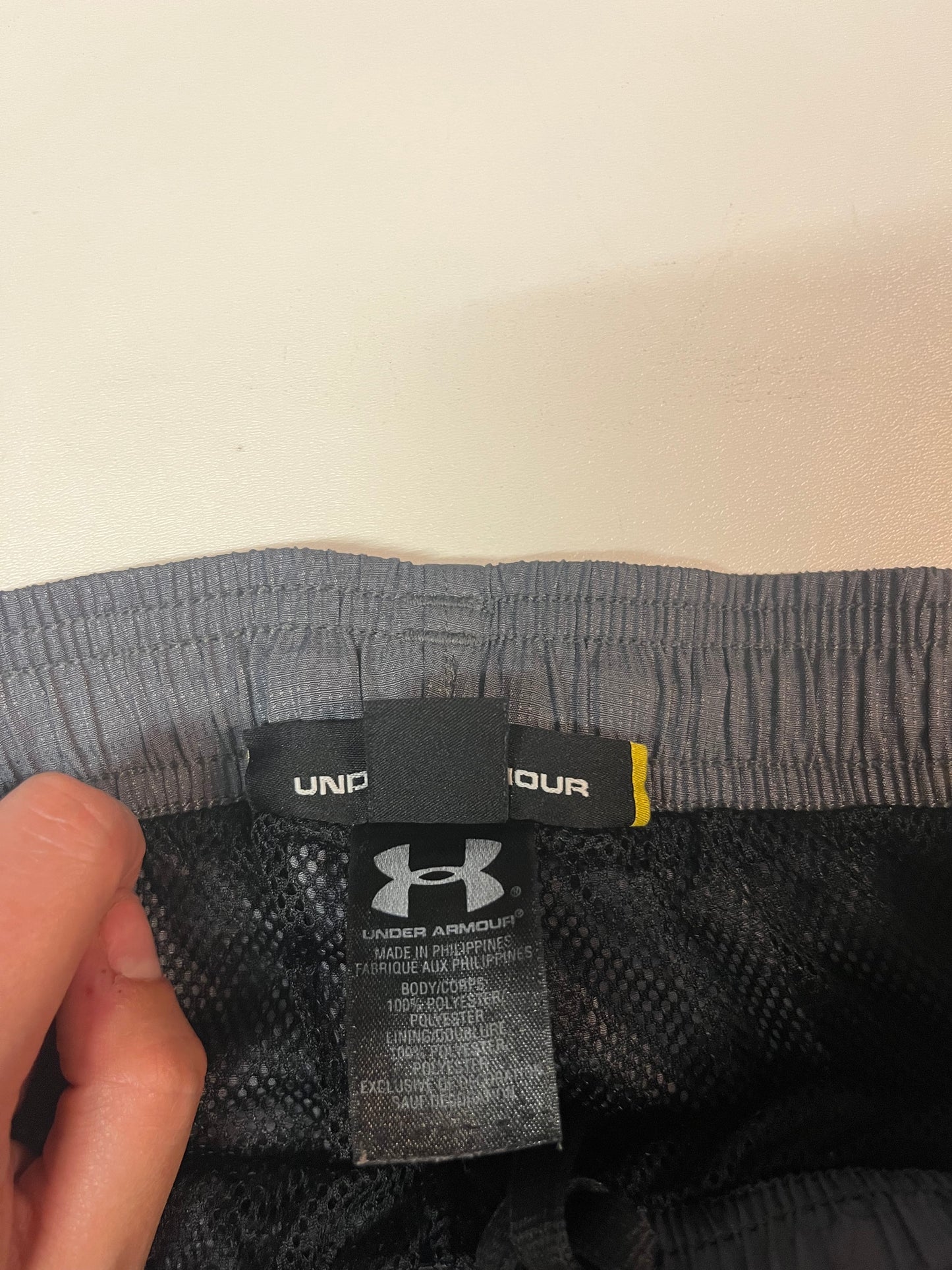 Entdecke unsere Vintage Track Pants von Nike und anderen Marken, erhältlich bei Valuxery.de - Dein Shop für trendige Vintage - Kleidung. Unsere Track Pants sind aus hochwertigen Materialien und
