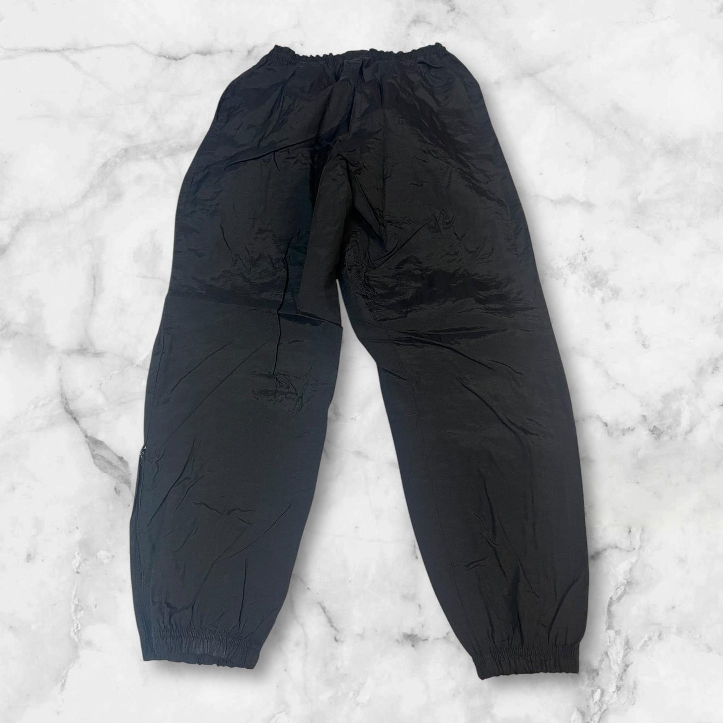 Entdecke unsere Vintage Track Pants von Nike und anderen Marken, erhältlich bei Valuxery.de - Dein Shop für trendige Vintage - Kleidung. Unsere Track Pants sind aus hochwertigen Materialien und