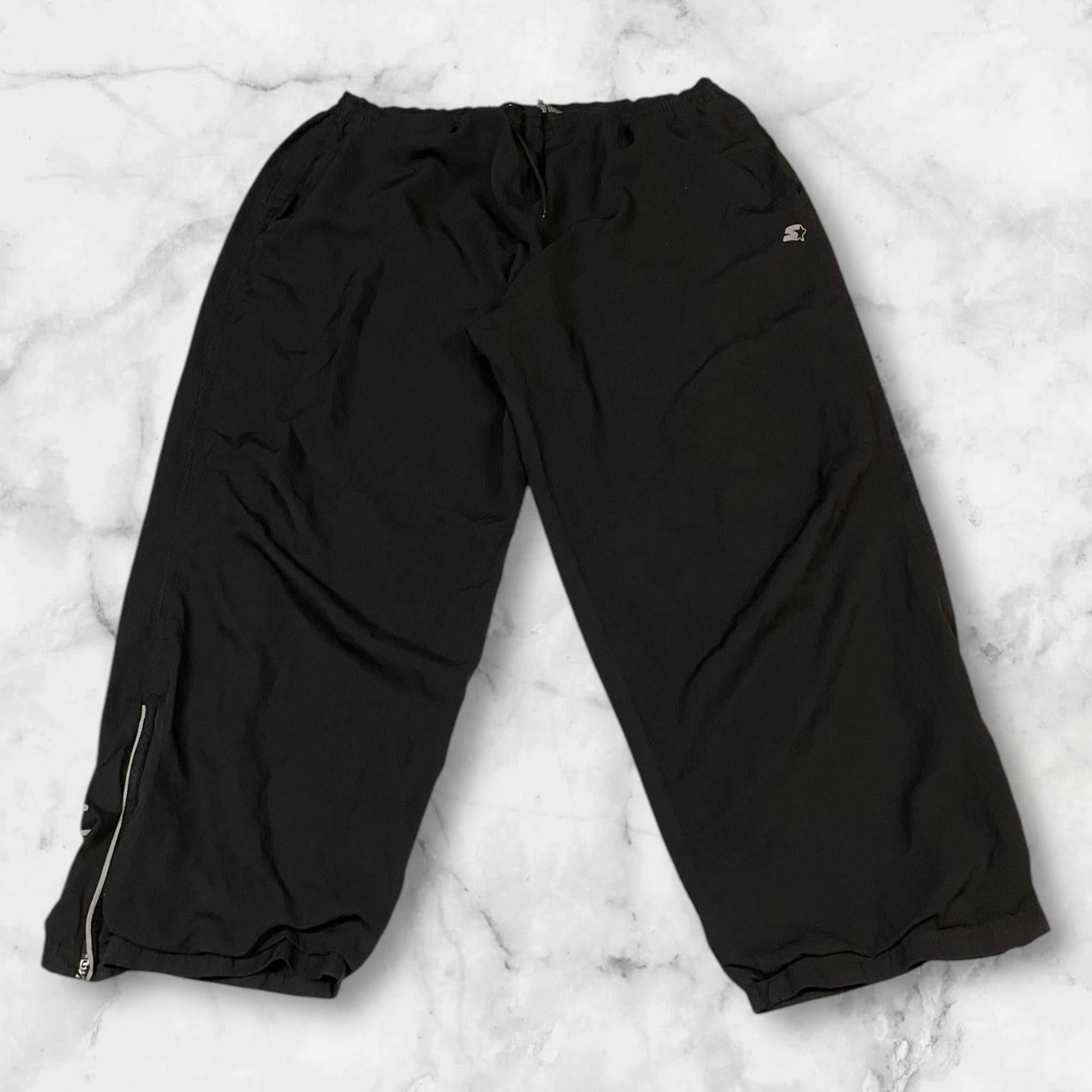 Entdecke unsere Vintage Track Pants von Nike und anderen Marken, erhältlich bei Valuxery.de - Dein Shop für trendige Vintage - Kleidung. Unsere Track Pants sind aus hochwertigen Materialien und