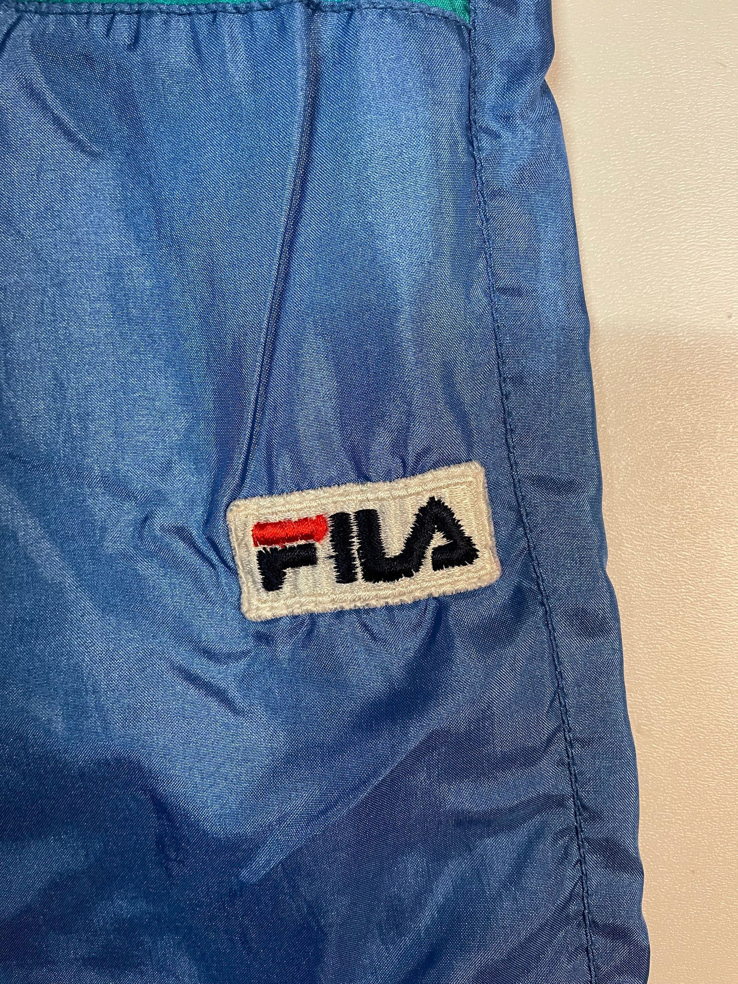 Entdecke unsere Vintage Track Pants von Nike und anderen Marken, erhältlich bei Valuxery.de - Dein Shop für trendige Vintage - Kleidung. Unsere Track Pants sind aus hochwertigen Materialien und