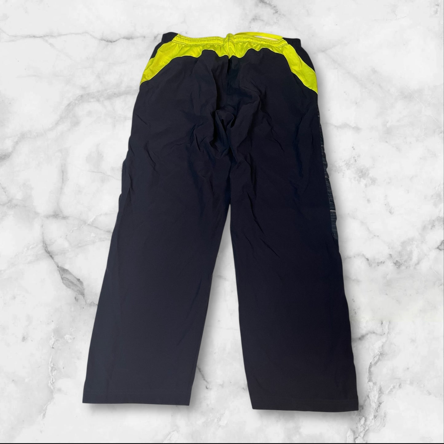 Entdecke unsere Vintage Track Pants von Nike und anderen Marken, erhältlich bei Valuxery.de - Dein Shop für trendige Vintage - Kleidung. Unsere Track Pants sind aus hochwertigen Materialien und