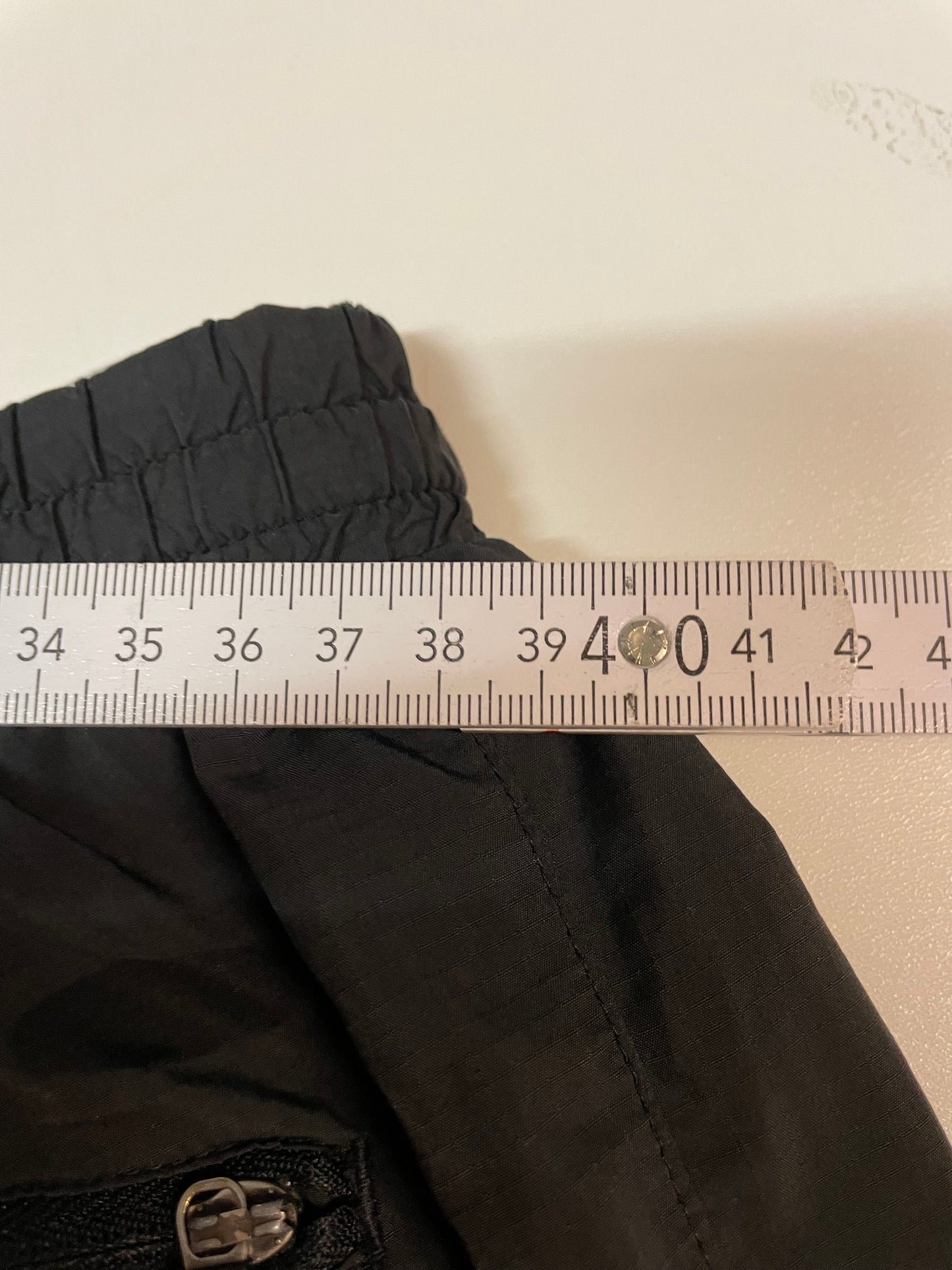 Entdecke unsere Vintage Track Pants von Nike und anderen Marken, erhältlich bei Valuxery.de - Dein Shop für trendige Vintage - Kleidung. Unsere Track Pants sind aus hochwertigen Materialien und