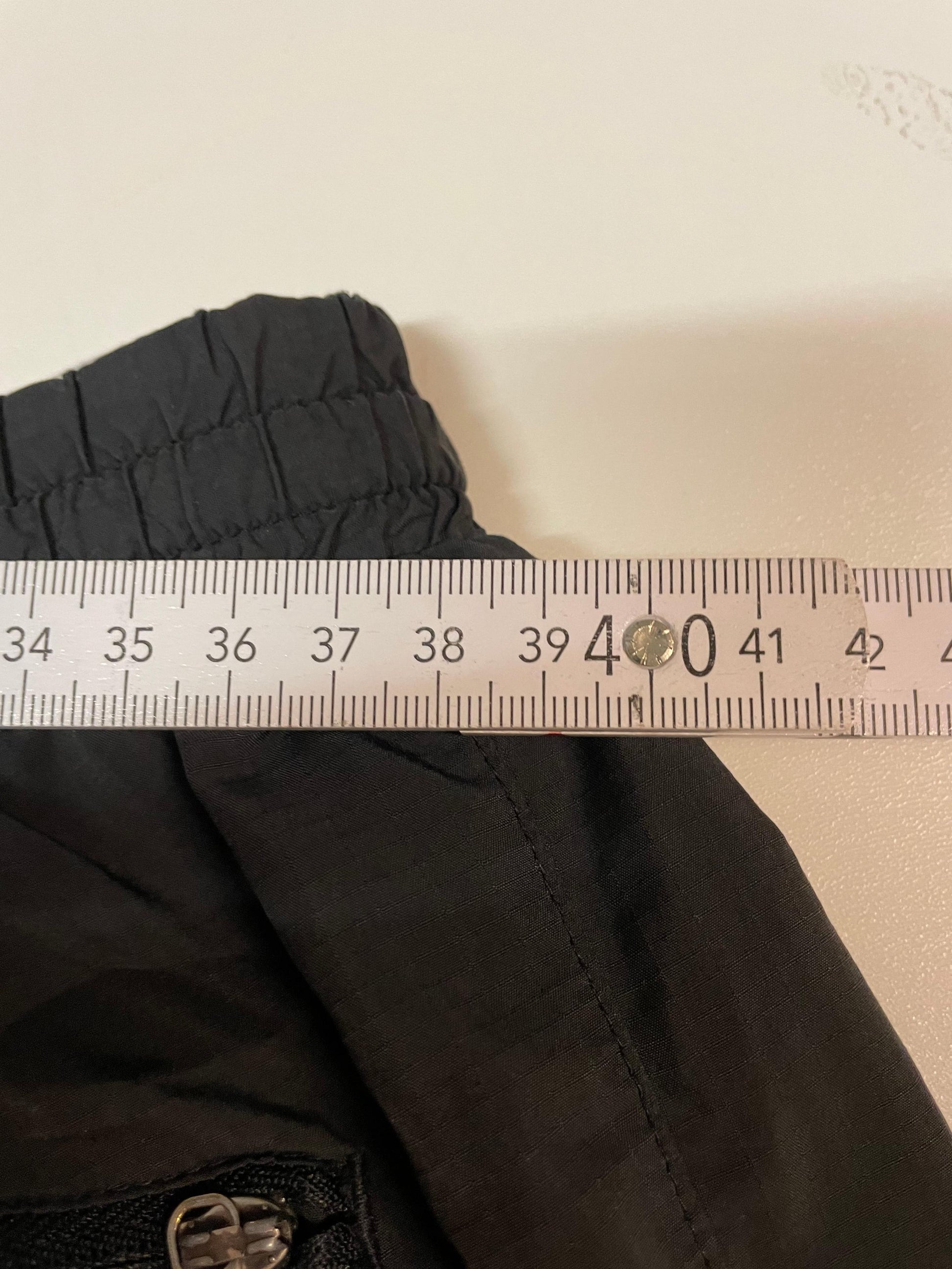 Entdecke unsere Vintage Track Pants von Nike und anderen Marken, erhältlich bei Valuxery.de - Dein Shop für trendige Vintage - Kleidung. Unsere Track Pants sind aus hochwertigen Materialien und