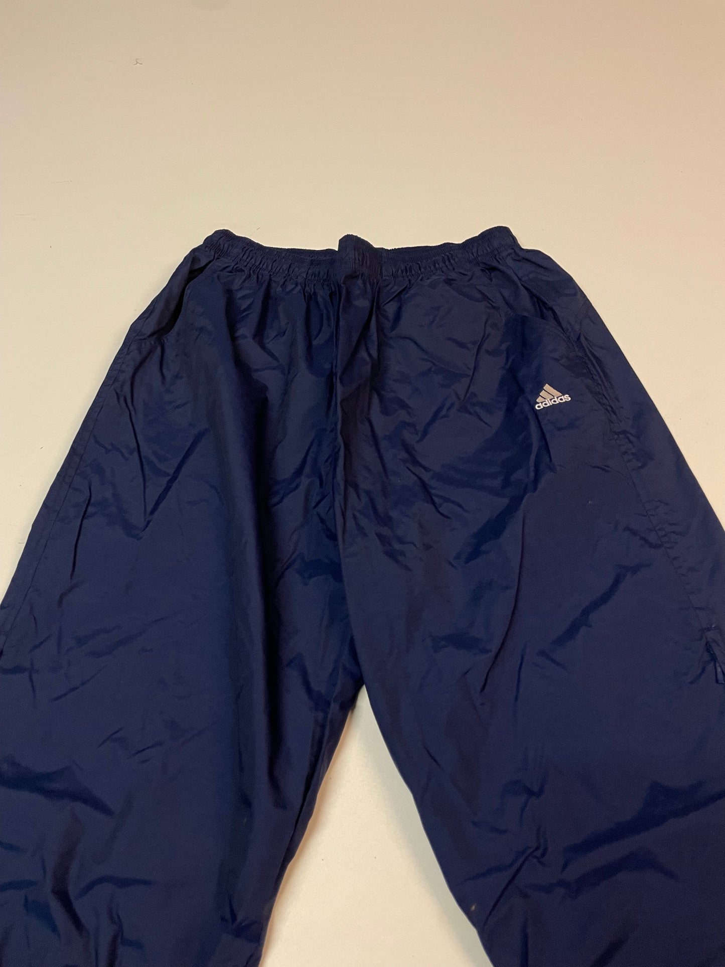 Entdecke unsere Vintage Track Pants von Nike und anderen Marken, erhältlich bei Valuxery.de - Dein Shop für trendige Vintage - Kleidung. Unsere Track Pants sind aus hochwertigen Materialien und