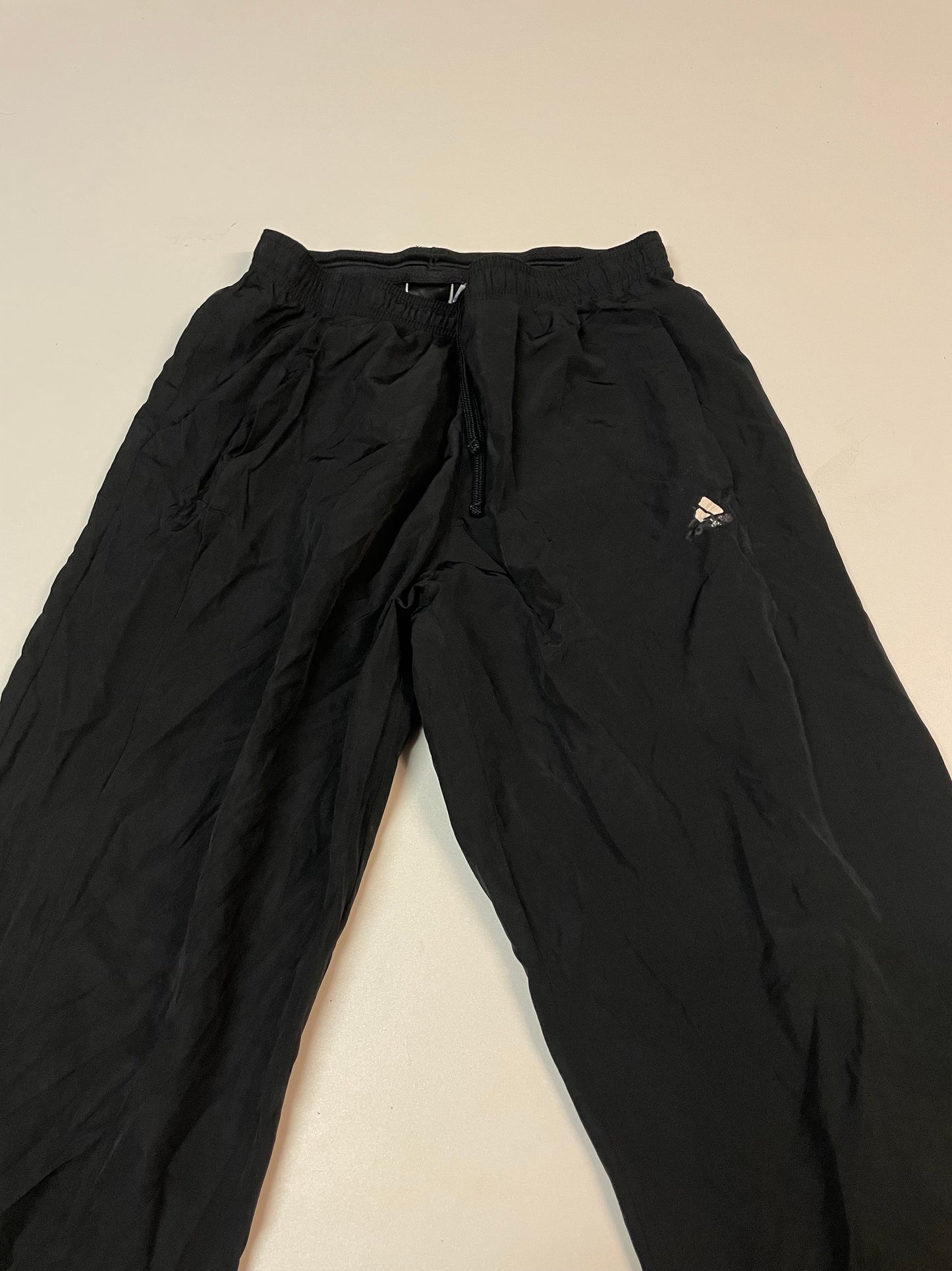 Entdecke unsere Vintage Track Pants von Nike und anderen Marken, erhältlich bei Valuxery.de - Dein Shop für trendige Vintage - Kleidung. Unsere Track Pants sind aus hochwertigen Materialien und