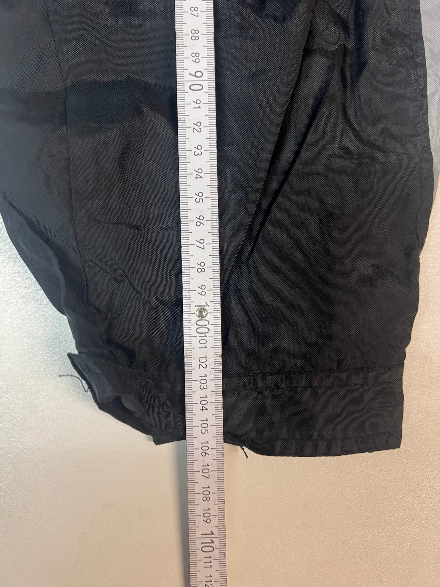Entdecke unsere Vintage Track Pants von Nike und anderen Marken, erhältlich bei Valuxery.de - Dein Shop für trendige Vintage - Kleidung. Unsere Track Pants sind aus hochwertigen Materialien und