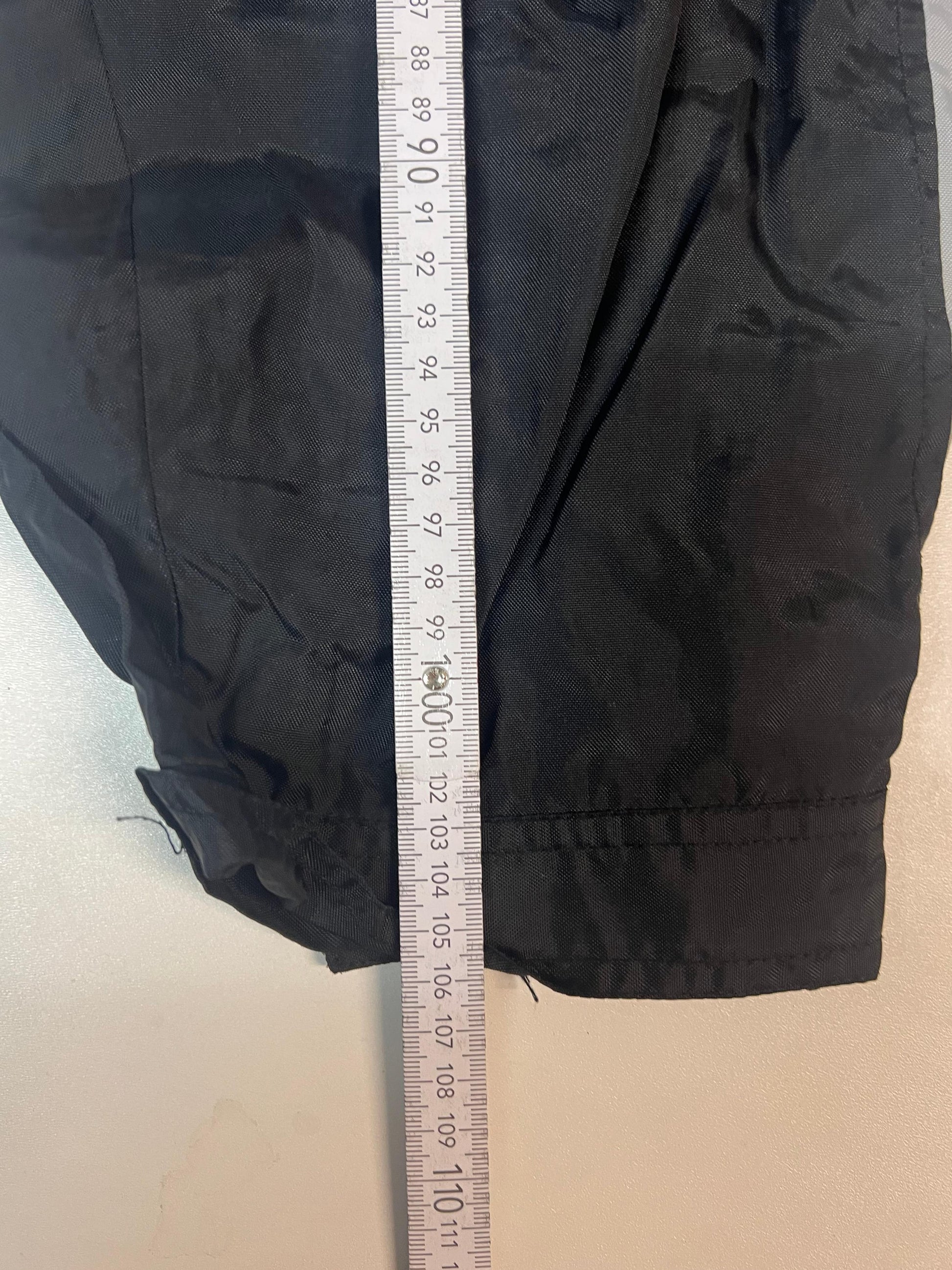 Entdecke unsere Vintage Track Pants von Nike und anderen Marken, erhältlich bei Valuxery.de - Dein Shop für trendige Vintage - Kleidung. Unsere Track Pants sind aus hochwertigen Materialien und