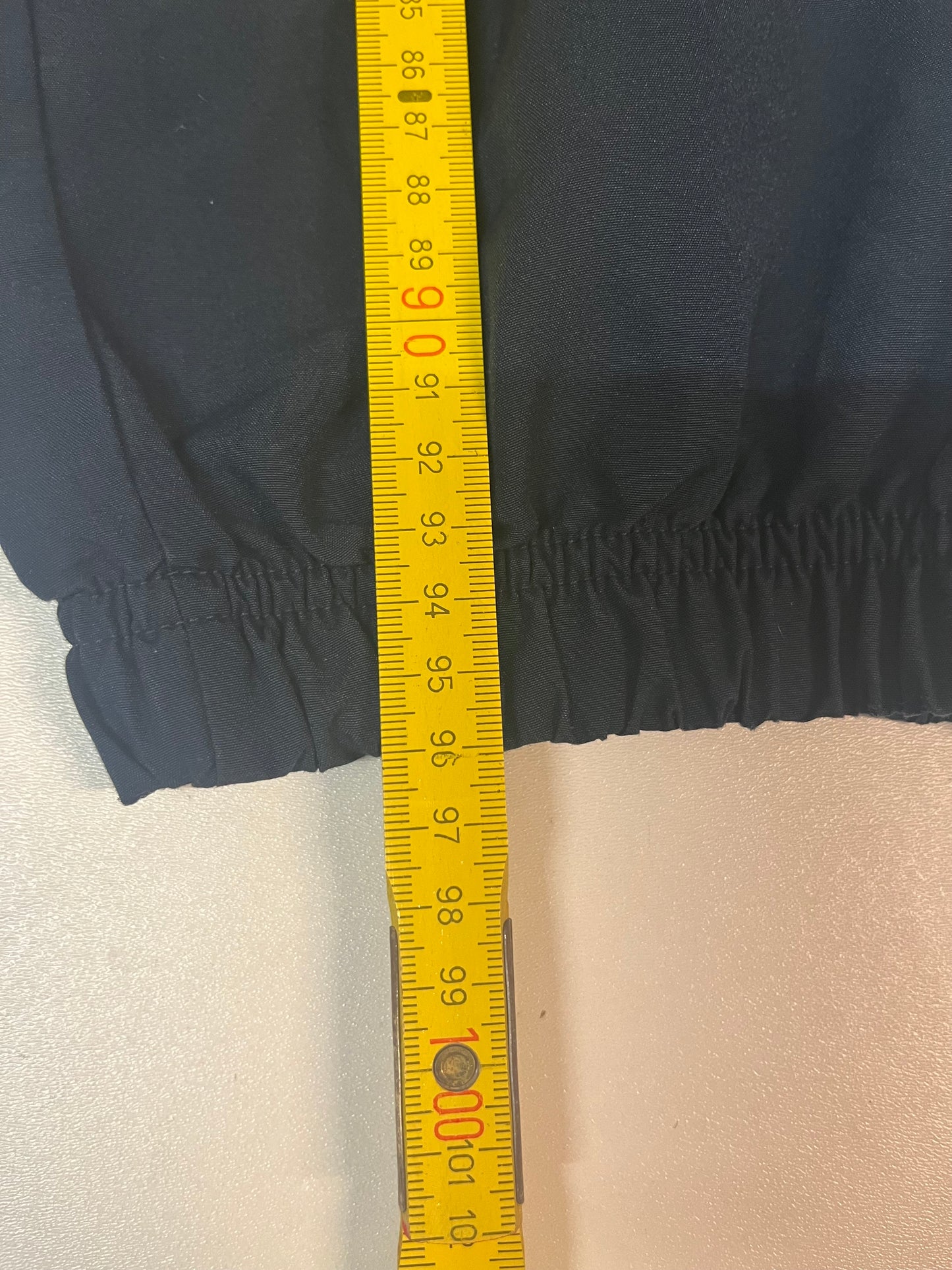 Entdecke unsere Vintage Track Pants von Nike und anderen Marken, erhältlich bei Valuxery.de - Dein Shop für trendige Vintage - Kleidung. Unsere Track Pants sind aus hochwertigen Materialien und