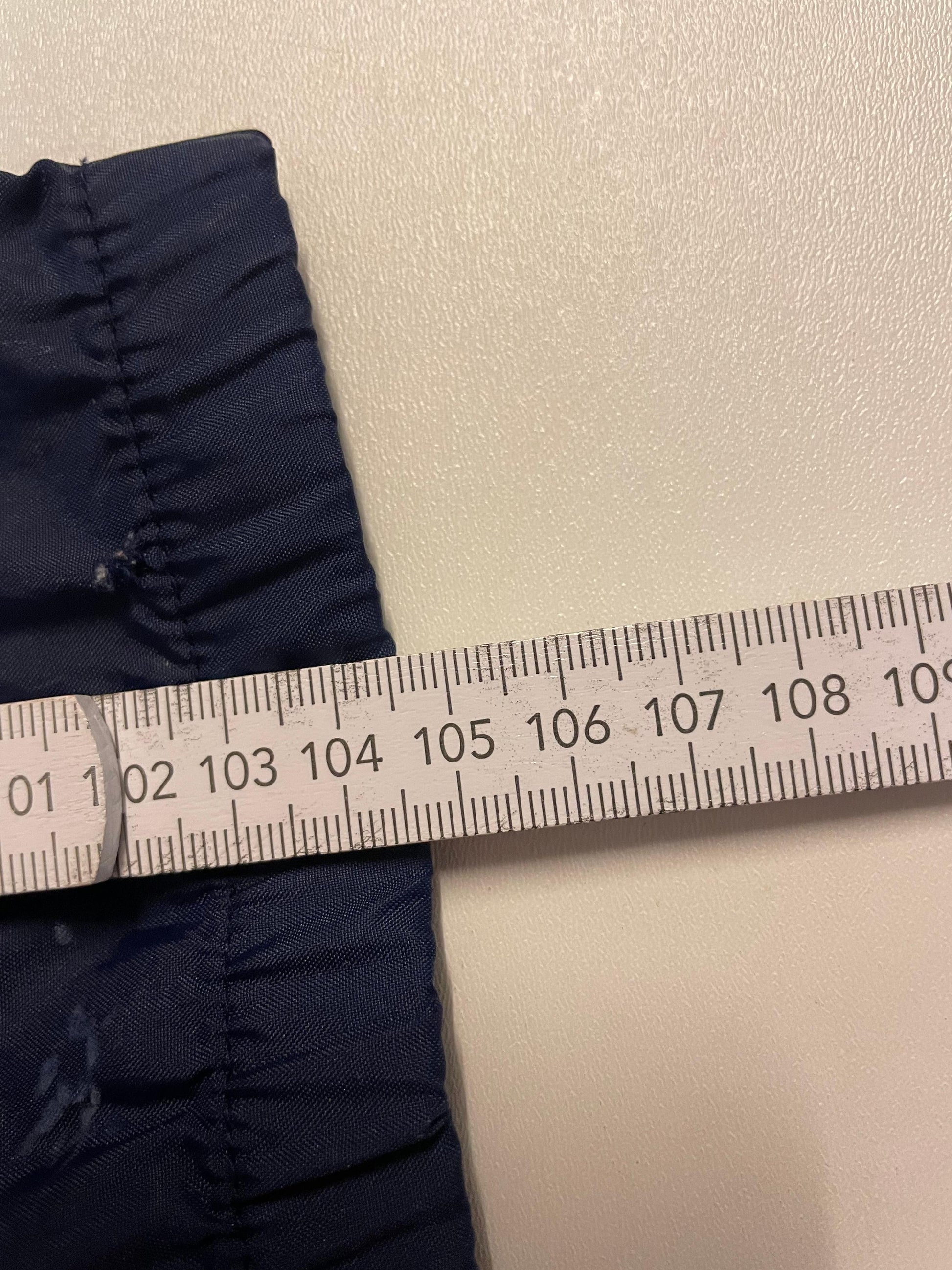 Entdecke unsere Vintage Track Pants von Nike und anderen Marken, erhältlich bei Valuxery.de - Dein Shop für trendige Vintage - Kleidung. Unsere Track Pants sind aus hochwertigen Materialien und