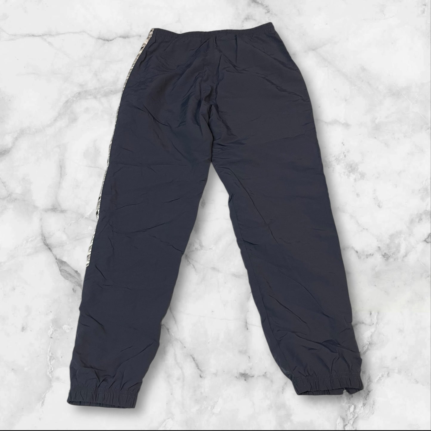 Entdecke unsere Vintage Track Pants von Nike und anderen Marken, erhältlich bei Valuxery.de - Dein Shop für trendige Vintage - Kleidung. Unsere Track Pants sind aus hochwertigen Materialien und
