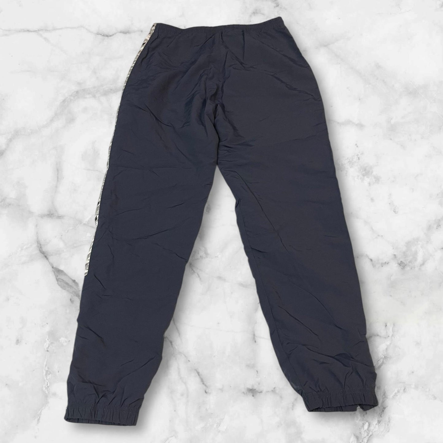 Entdecke unsere Vintage Track Pants von Nike und anderen Marken, erhältlich bei Valuxery.de - Dein Shop für trendige Vintage - Kleidung. Unsere Track Pants sind aus hochwertigen Materialien und