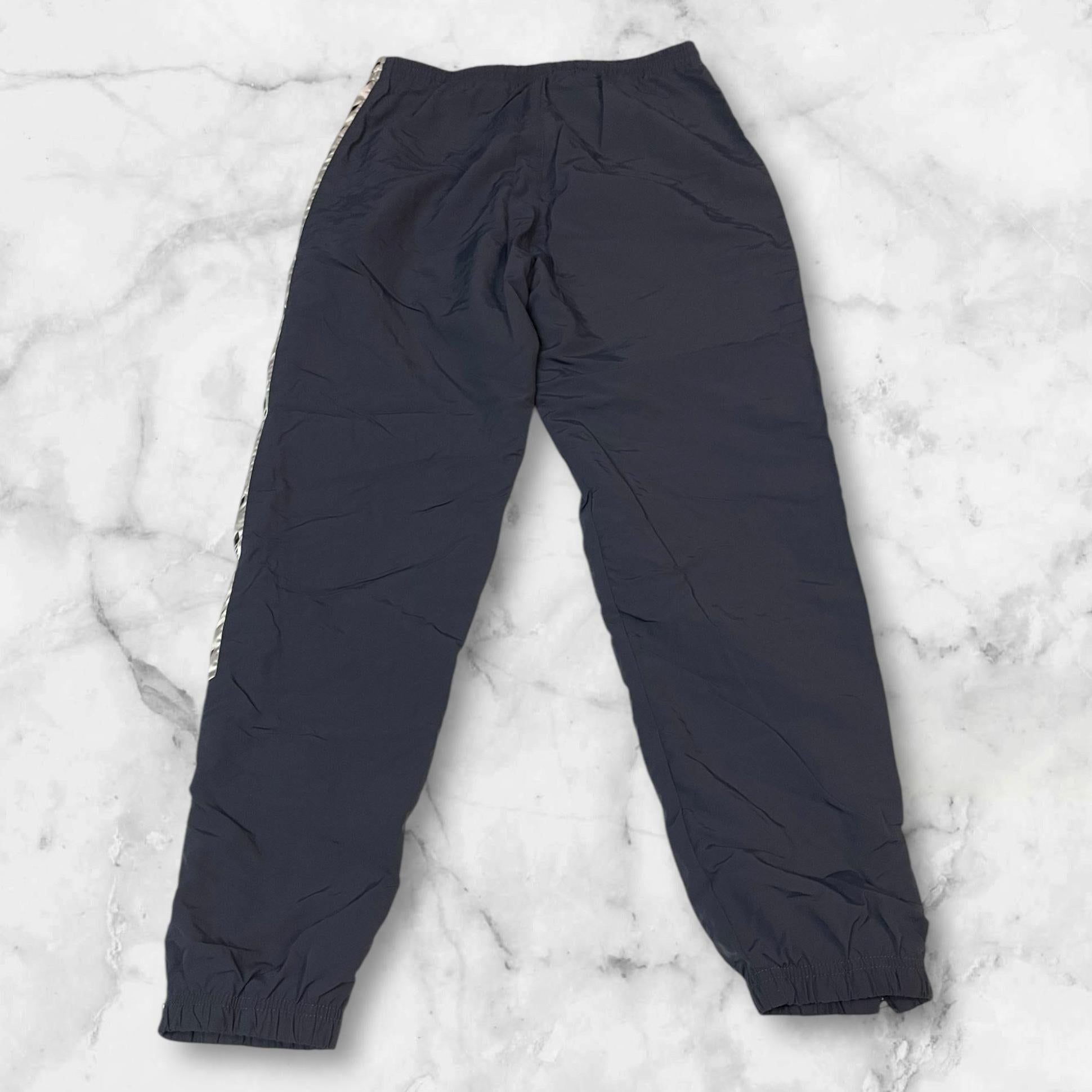 Entdecke unsere Vintage Track Pants von Nike und anderen Marken, erhältlich bei Valuxery.de - Dein Shop für trendige Vintage - Kleidung. Unsere Track Pants sind aus hochwertigen Materialien und