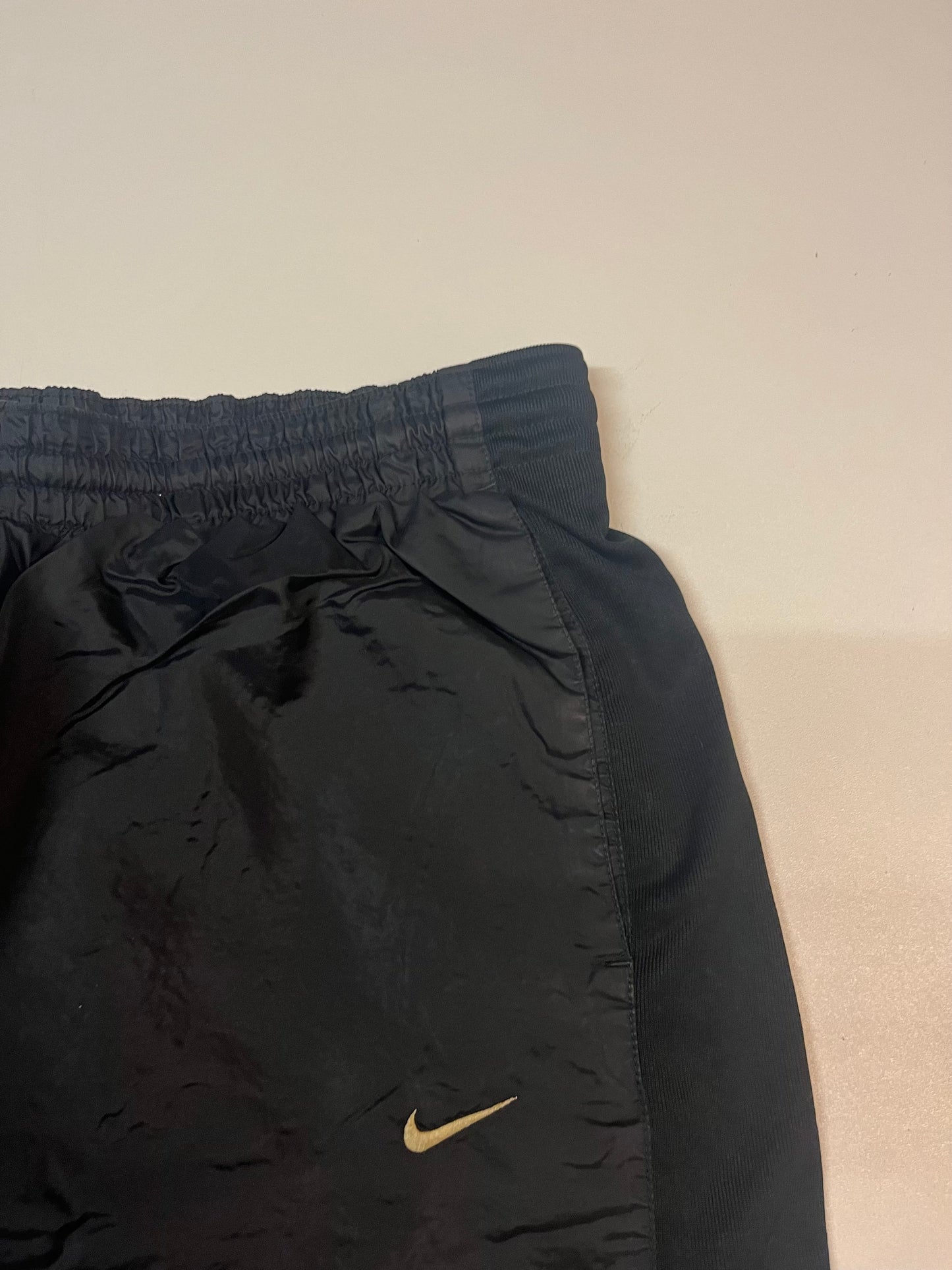 Entdecke unsere Vintage Track Pants von Nike und anderen Marken, erhältlich bei Valuxery.de - Dein Shop für trendige Vintage - Kleidung. Unsere Track Pants sind aus hochwertigen Materialien und