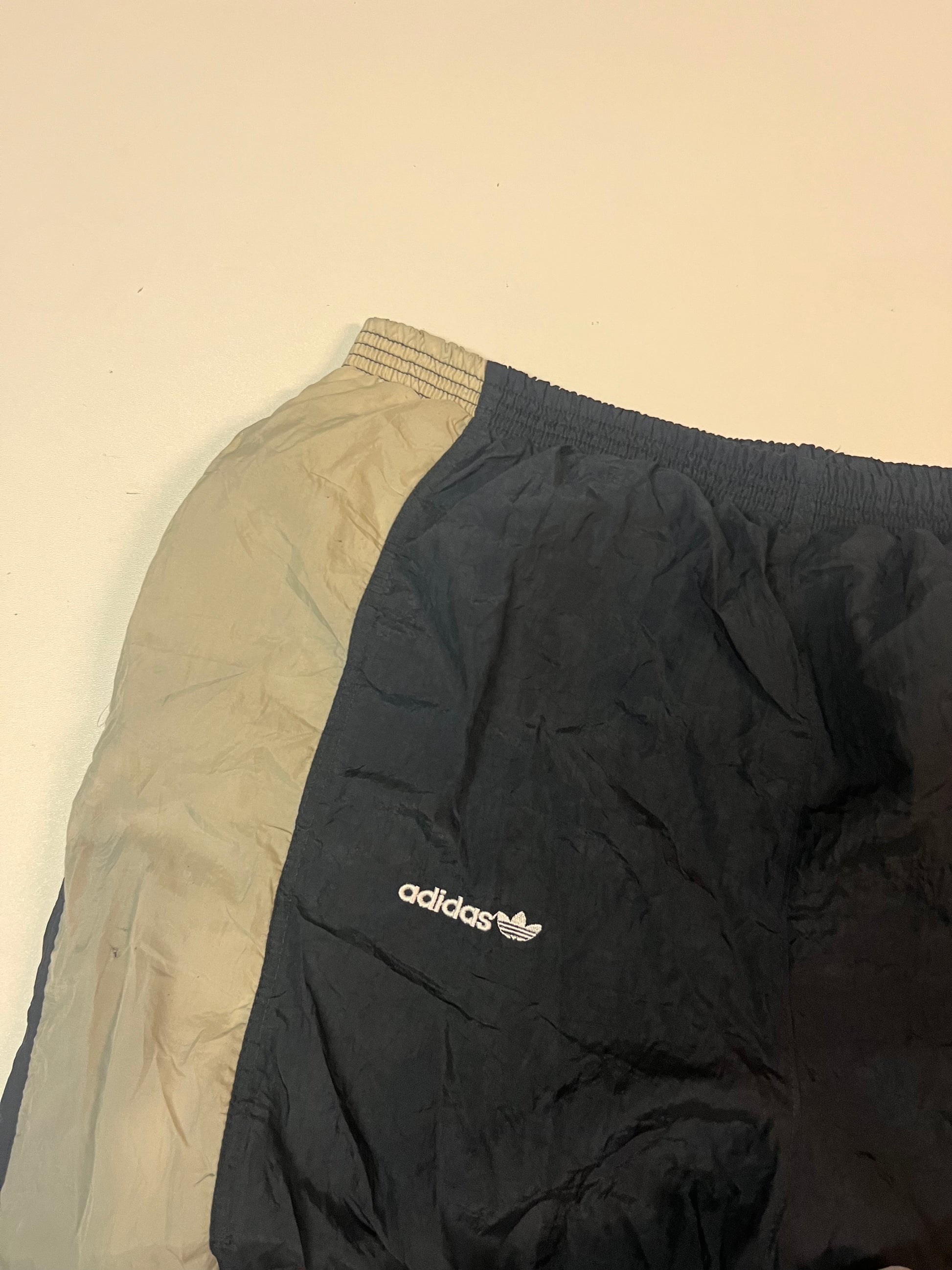 Entdecke unsere Vintage Track Pants von Nike und anderen Marken, erhältlich bei Valuxery.de - Dein Shop für trendige Vintage - Kleidung. Unsere Track Pants sind aus hochwertigen Materialien und
