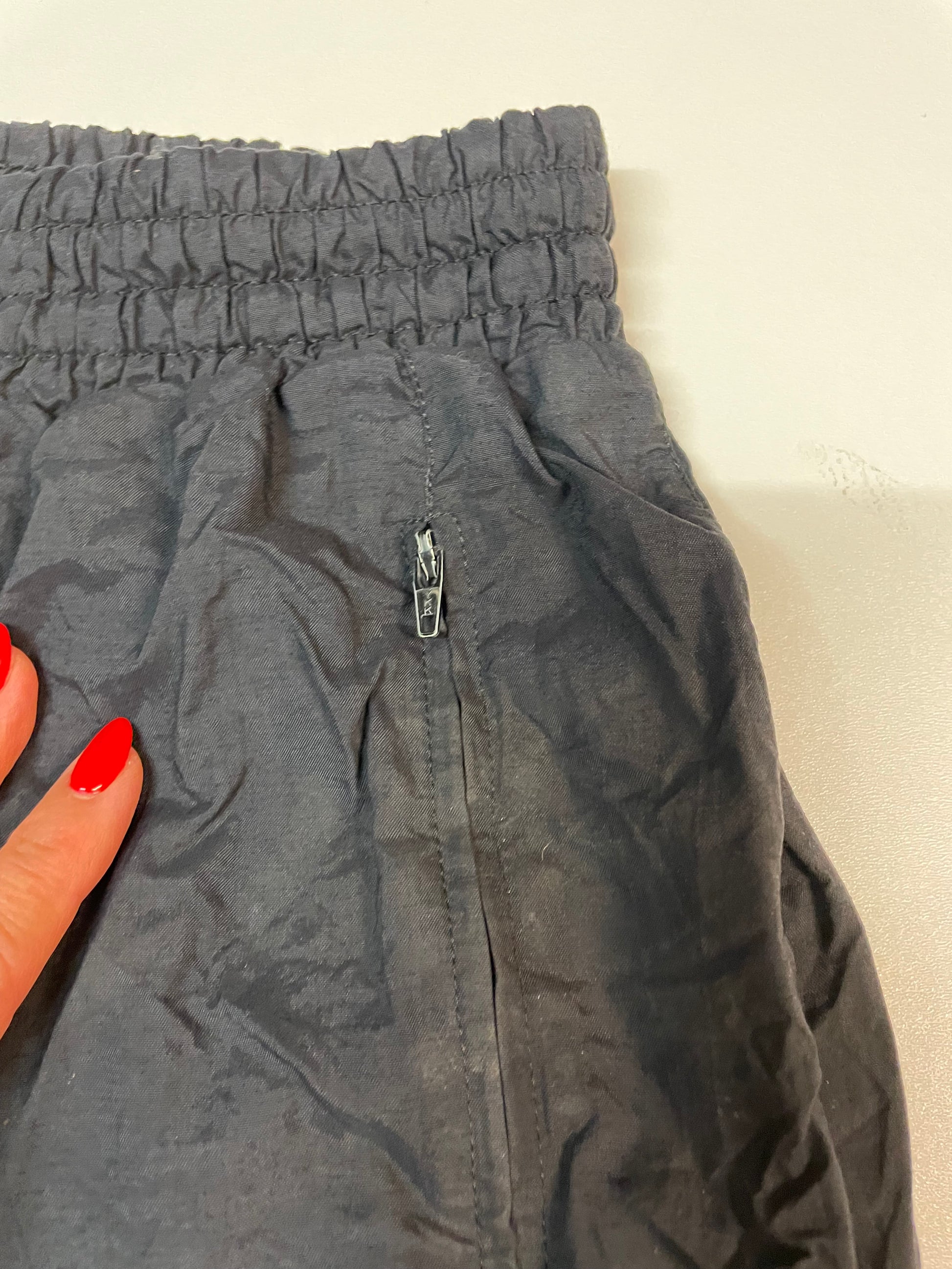 Entdecke unsere Vintage Track Pants von Nike und anderen Marken, erhältlich bei Valuxery.de - Dein Shop für trendige Vintage - Kleidung. Unsere Track Pants sind aus hochwertigen Materialien und