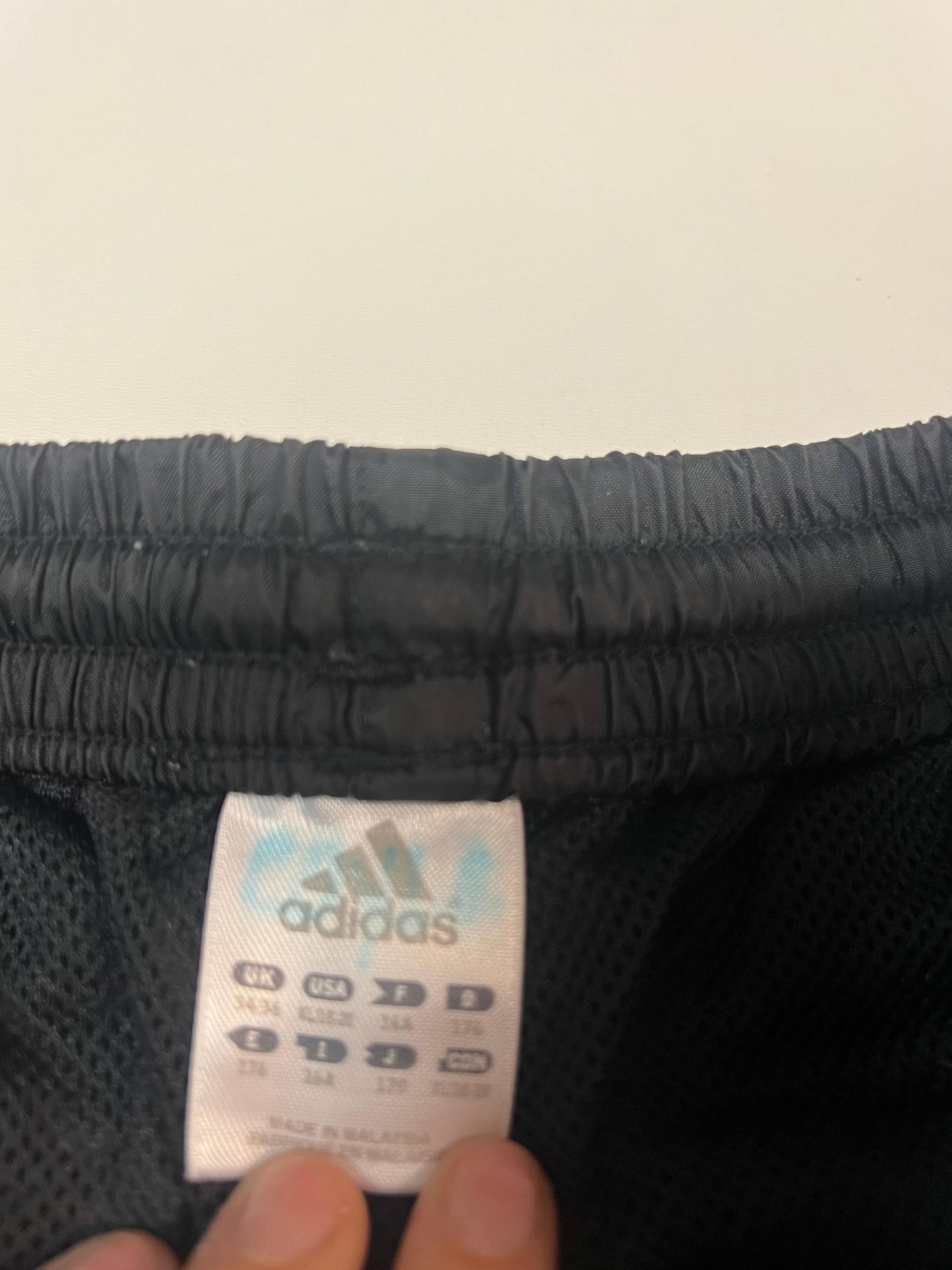 Entdecke unsere Vintage Track Pants von Nike und anderen Marken, erhältlich bei Valuxery.de - Dein Shop für trendige Vintage - Kleidung. Unsere Track Pants sind aus hochwertigen Materialien und