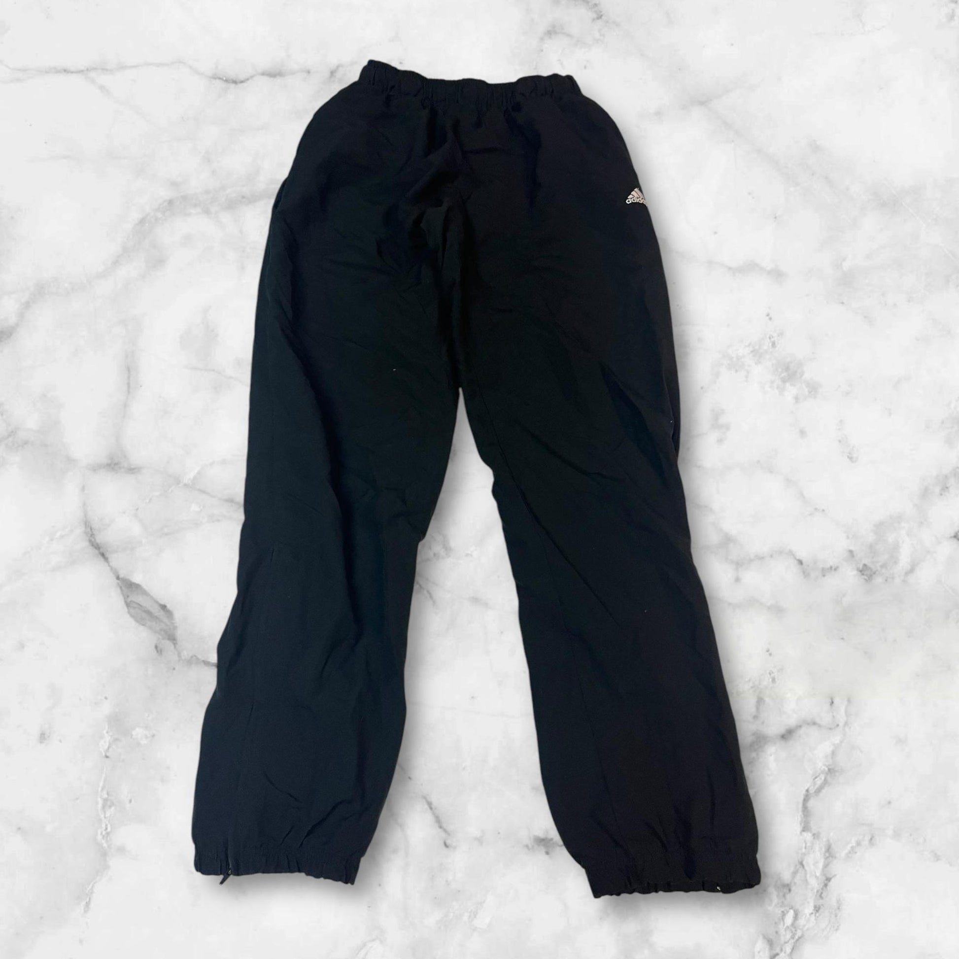 Entdecke unsere Vintage Track Pants von Nike und anderen Marken, erhältlich bei Valuxery.de - Dein Shop für trendige Vintage - Kleidung. Unsere Track Pants sind aus hochwertigen Materialien und