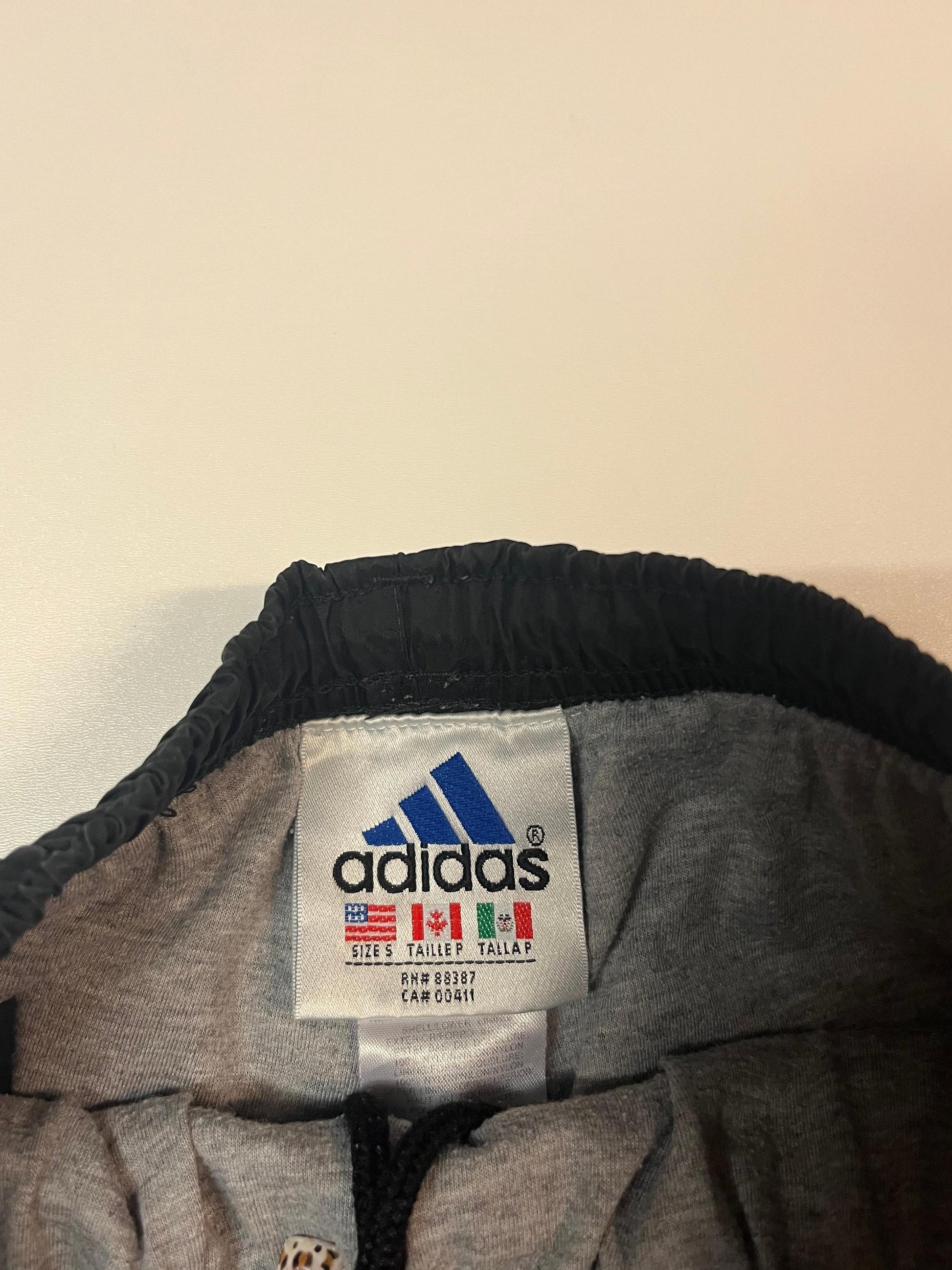 Entdecke unsere Vintage Track Pants von Nike und anderen Marken, erhältlich bei Valuxery.de - Dein Shop für trendige Vintage - Kleidung. Unsere Track Pants sind aus hochwertigen Materialien und