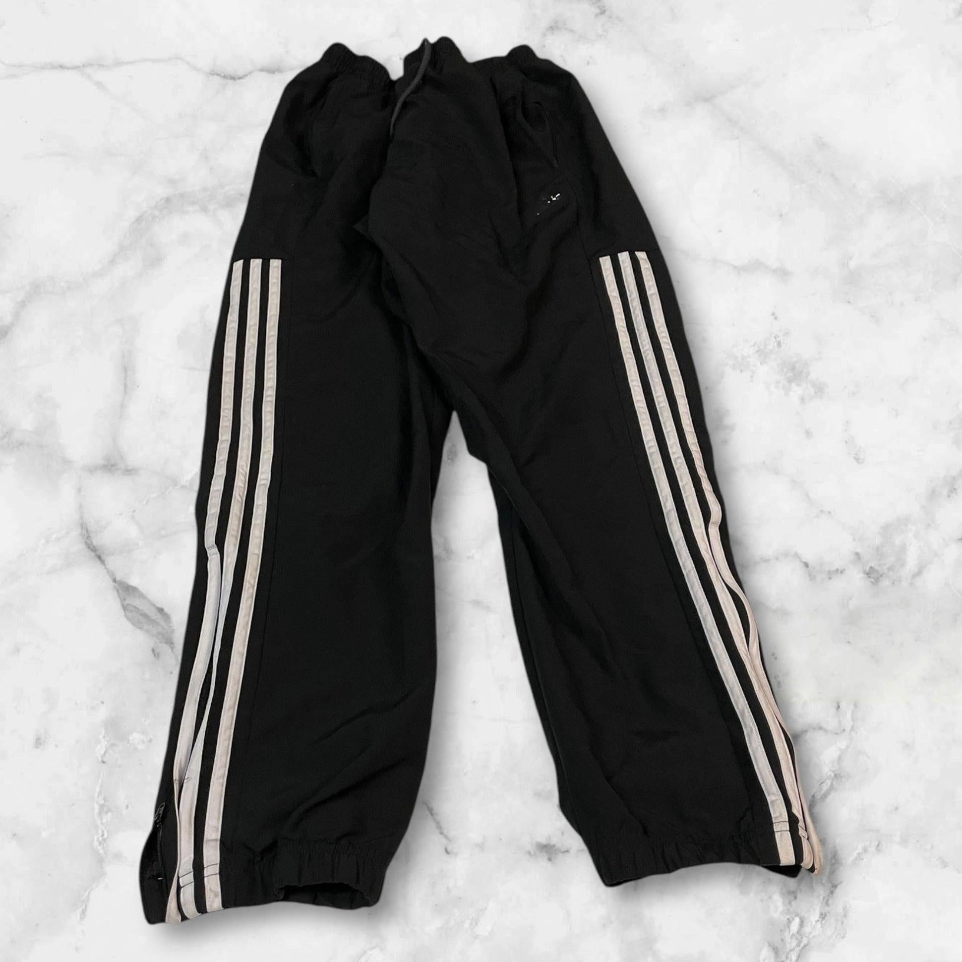 Entdecke unsere Vintage Track Pants von Nike und anderen Marken, erhältlich bei Valuxery.de - Dein Shop für trendige Vintage - Kleidung. Unsere Track Pants sind aus hochwertigen Materialien und