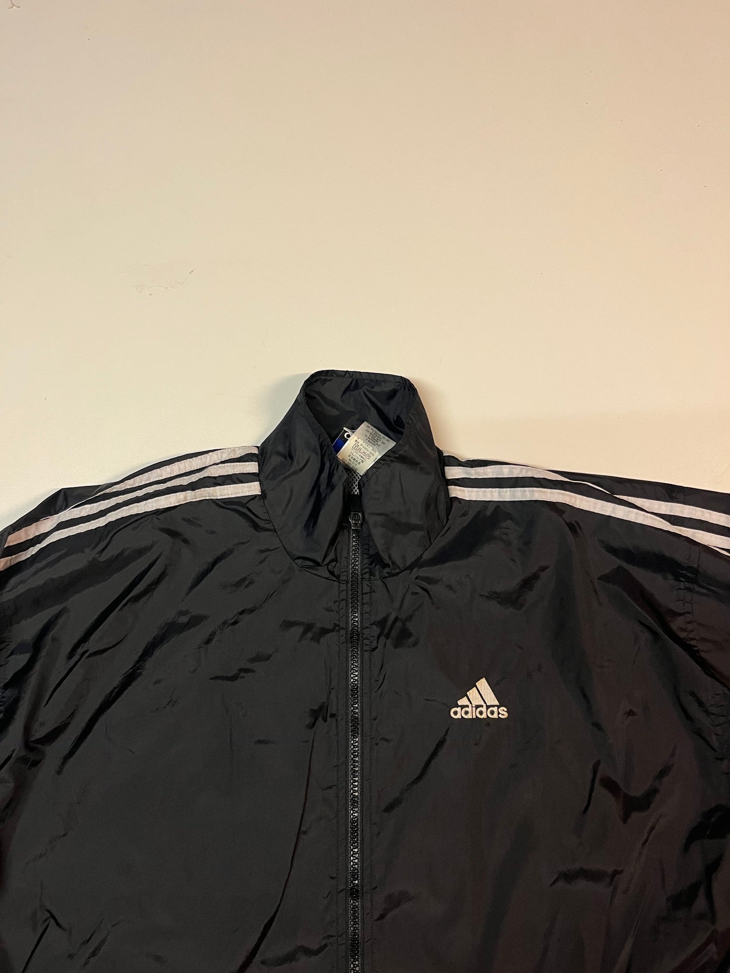 Entdecke unsere Vintage Track Pants von Nike und anderen Marken, erhältlich bei Valuxery.de - Dein Shop für trendige Vintage - Kleidung. Unsere Track Pants sind aus hochwertigen Materialien und