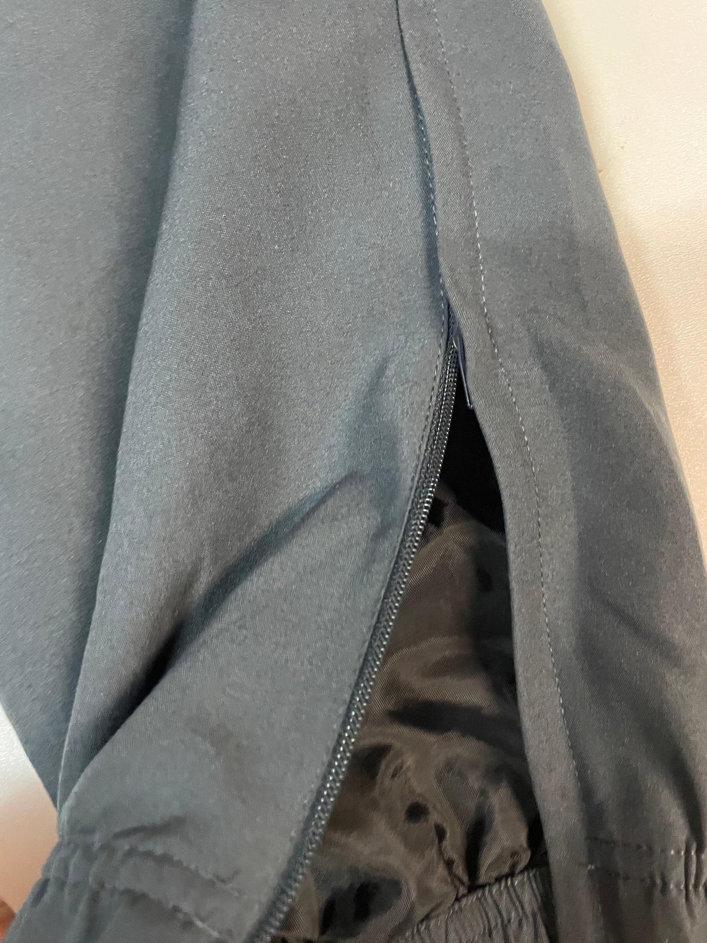 Entdecke unsere Vintage Track Pants von Nike und anderen Marken, erhältlich bei Valuxery.de - Dein Shop für trendige Vintage - Kleidung. Unsere Track Pants sind aus hochwertigen Materialien und