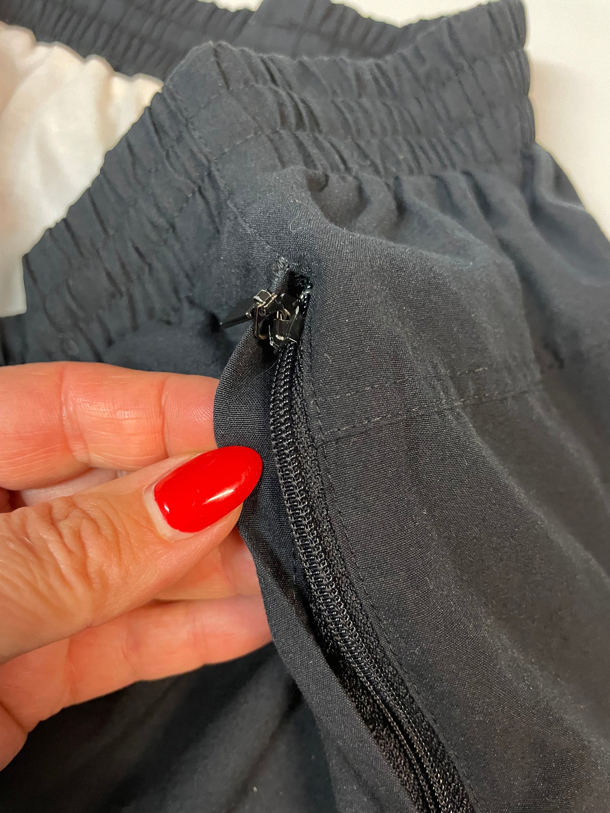 Entdecke unsere Vintage Track Pants von Nike und anderen Marken, erhältlich bei Valuxery.de - Dein Shop für trendige Vintage - Kleidung. Unsere Track Pants sind aus hochwertigen Materialien und