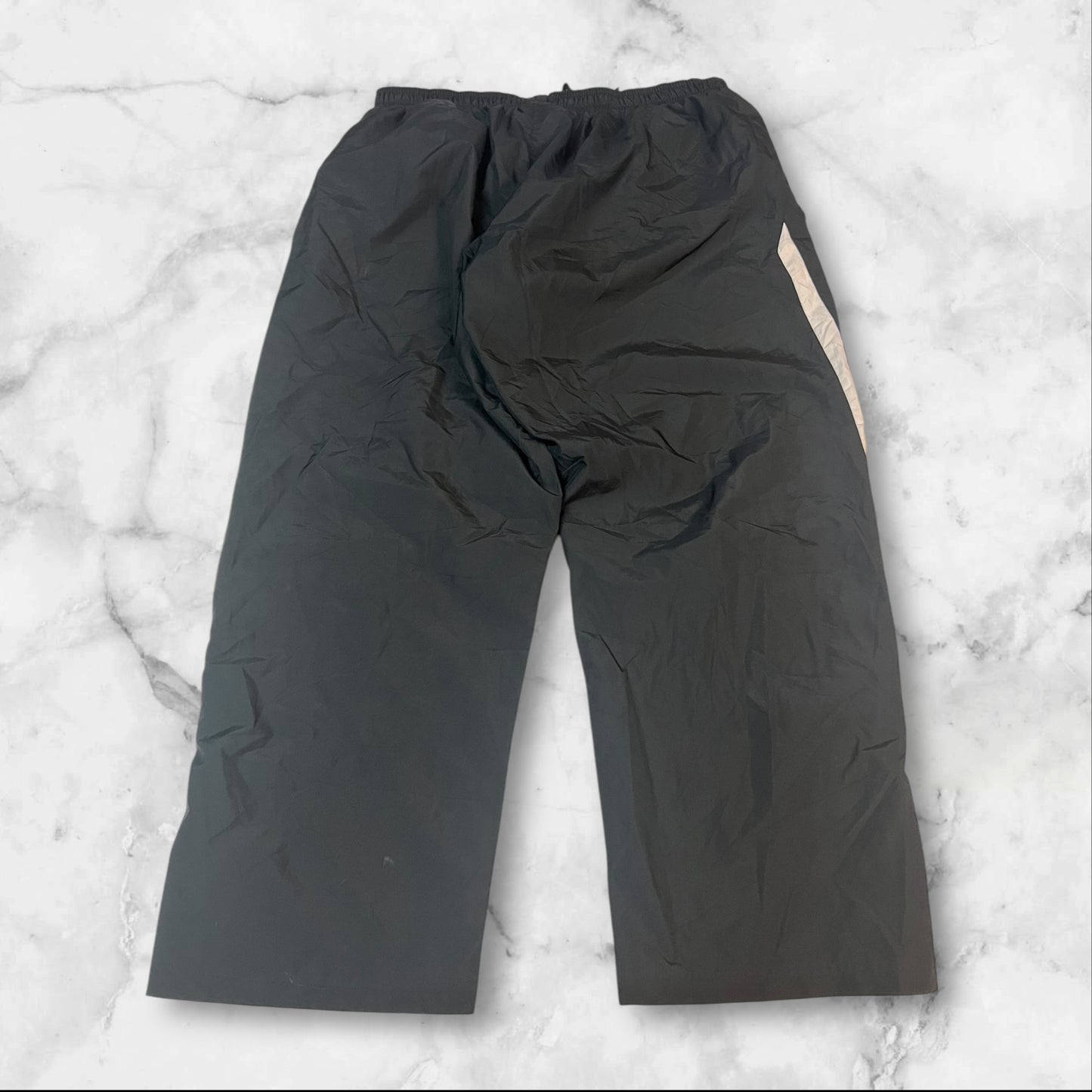 Entdecke unsere Vintage Track Pants von Nike und anderen Marken, erhältlich bei Valuxery.de - Dein Shop für trendige Vintage - Kleidung. Unsere Track Pants sind aus hochwertigen Materialien und
