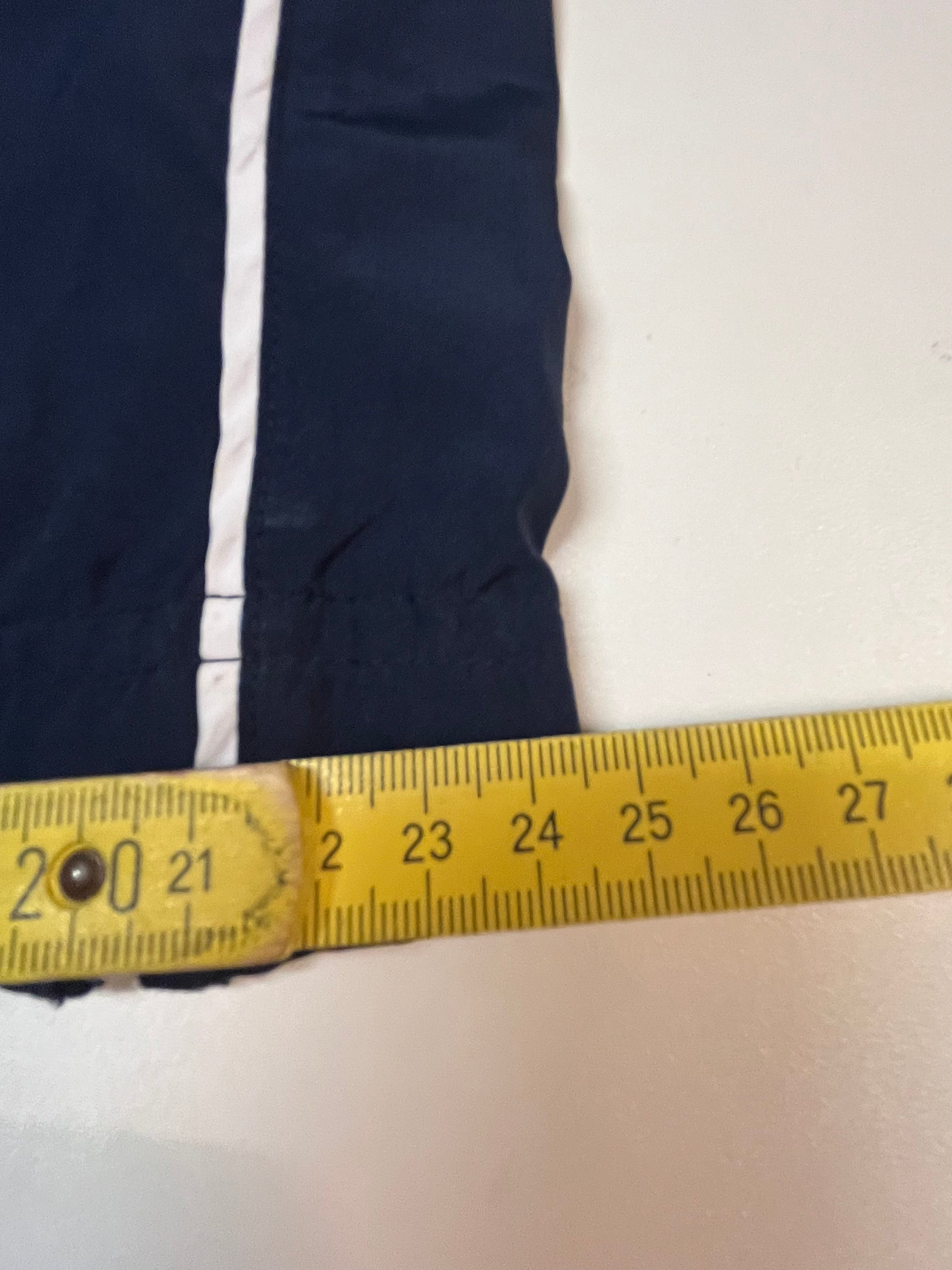 Entdecke unsere Vintage Track Pants von Nike und anderen Marken, erhältlich bei Valuxery.de - Dein Shop für trendige Vintage - Kleidung. Unsere Track Pants sind aus hochwertigen Materialien und