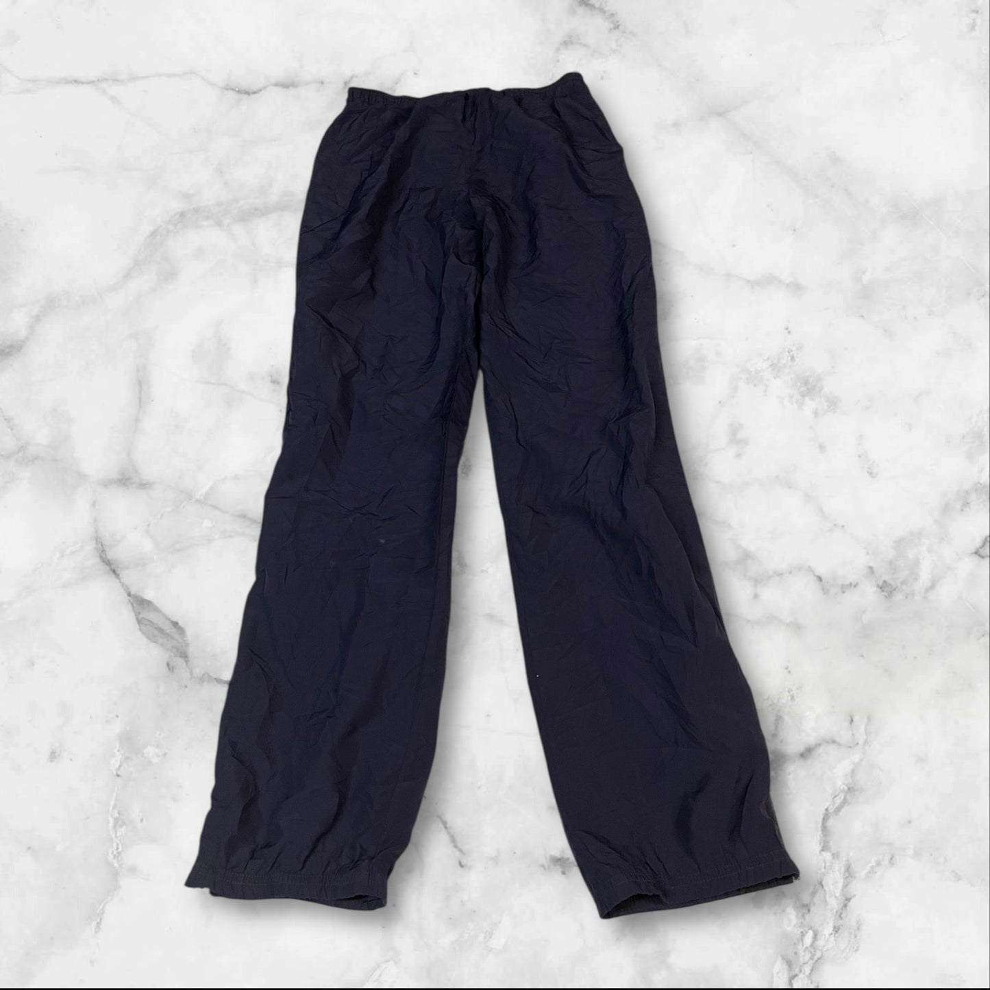 Entdecke unsere Vintage Track Pants von Nike und anderen Marken, erhältlich bei Valuxery.de - Dein Shop für trendige Vintage - Kleidung. Unsere Track Pants sind aus hochwertigen Materialien und