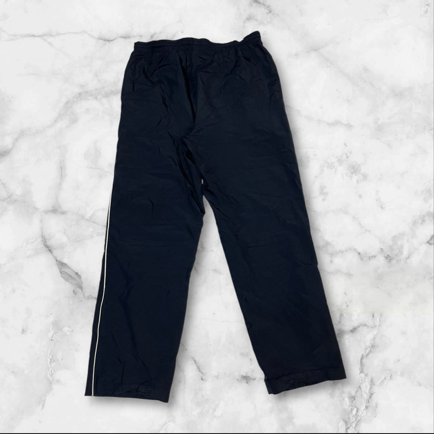 Entdecke unsere Vintage Track Pants von Nike und anderen Marken, erhältlich bei Valuxery.de - Dein Shop für trendige Vintage - Kleidung. Unsere Track Pants sind aus hochwertigen Materialien und