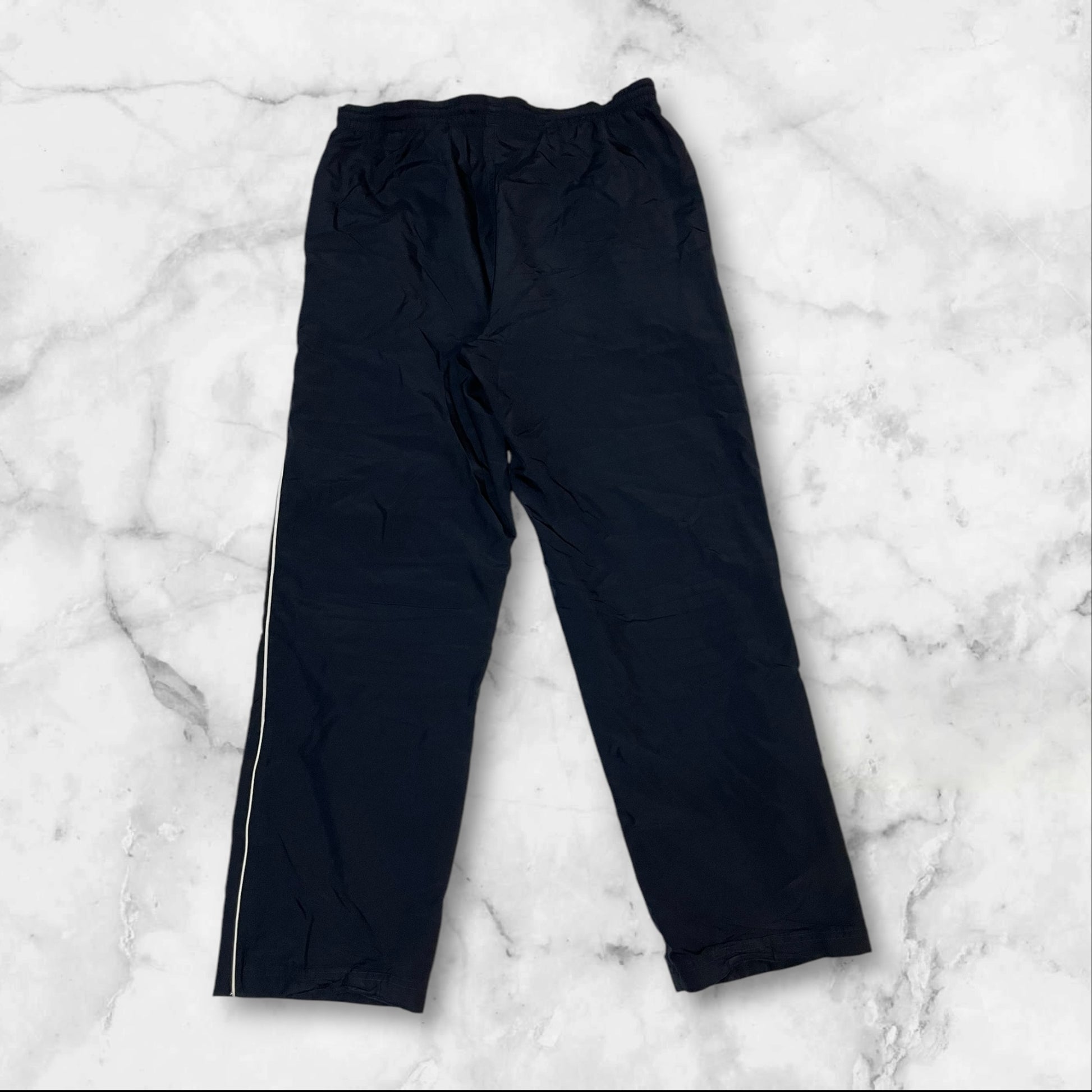 Entdecke unsere Vintage Track Pants von Nike und anderen Marken, erhältlich bei Valuxery.de - Dein Shop für trendige Vintage - Kleidung. Unsere Track Pants sind aus hochwertigen Materialien und