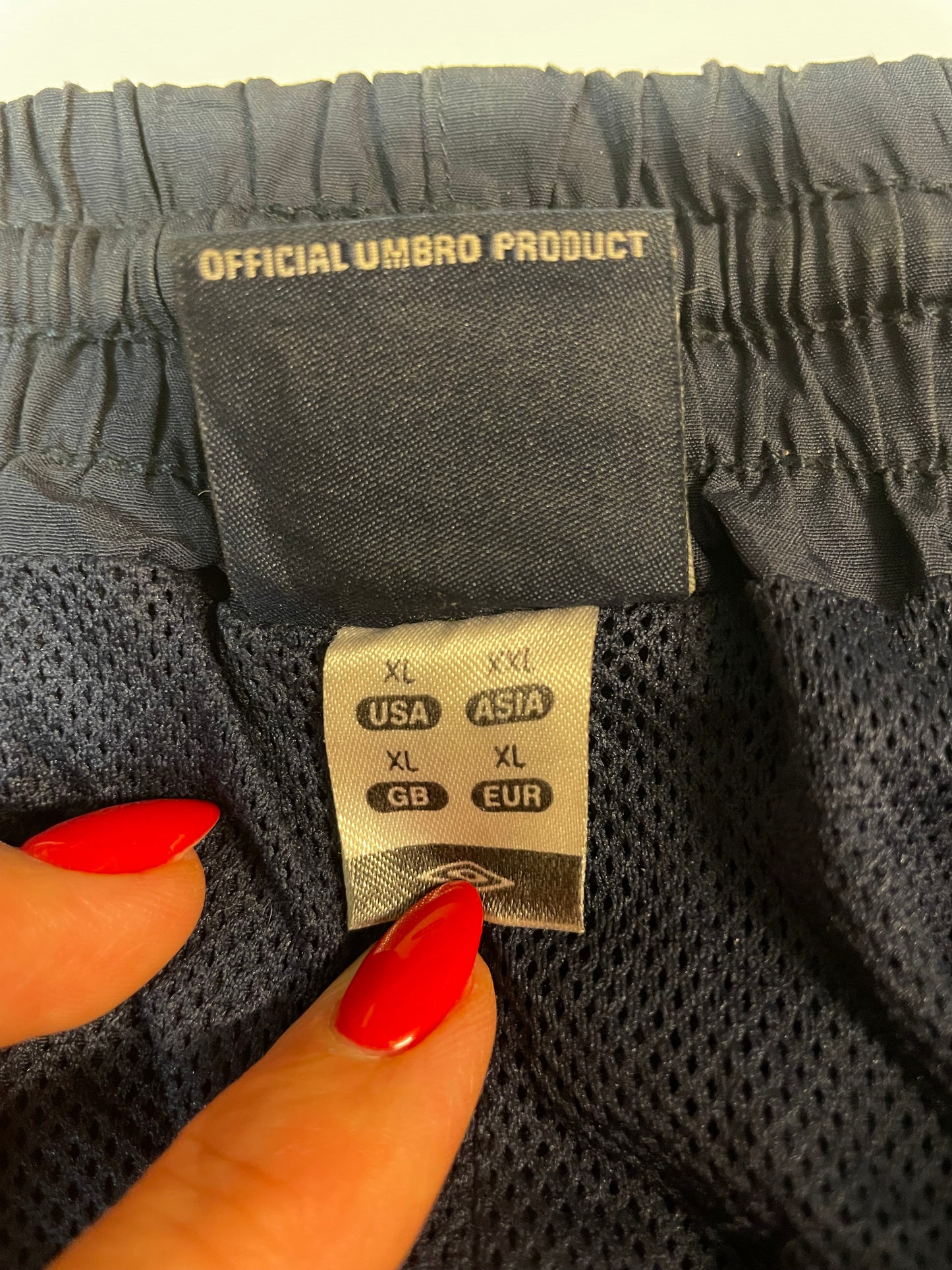 Entdecke unsere Vintage Track Pants von Nike und anderen Marken, erhältlich bei Valuxery.de - Dein Shop für trendige Vintage - Kleidung. Unsere Track Pants sind aus hochwertigen Materialien und