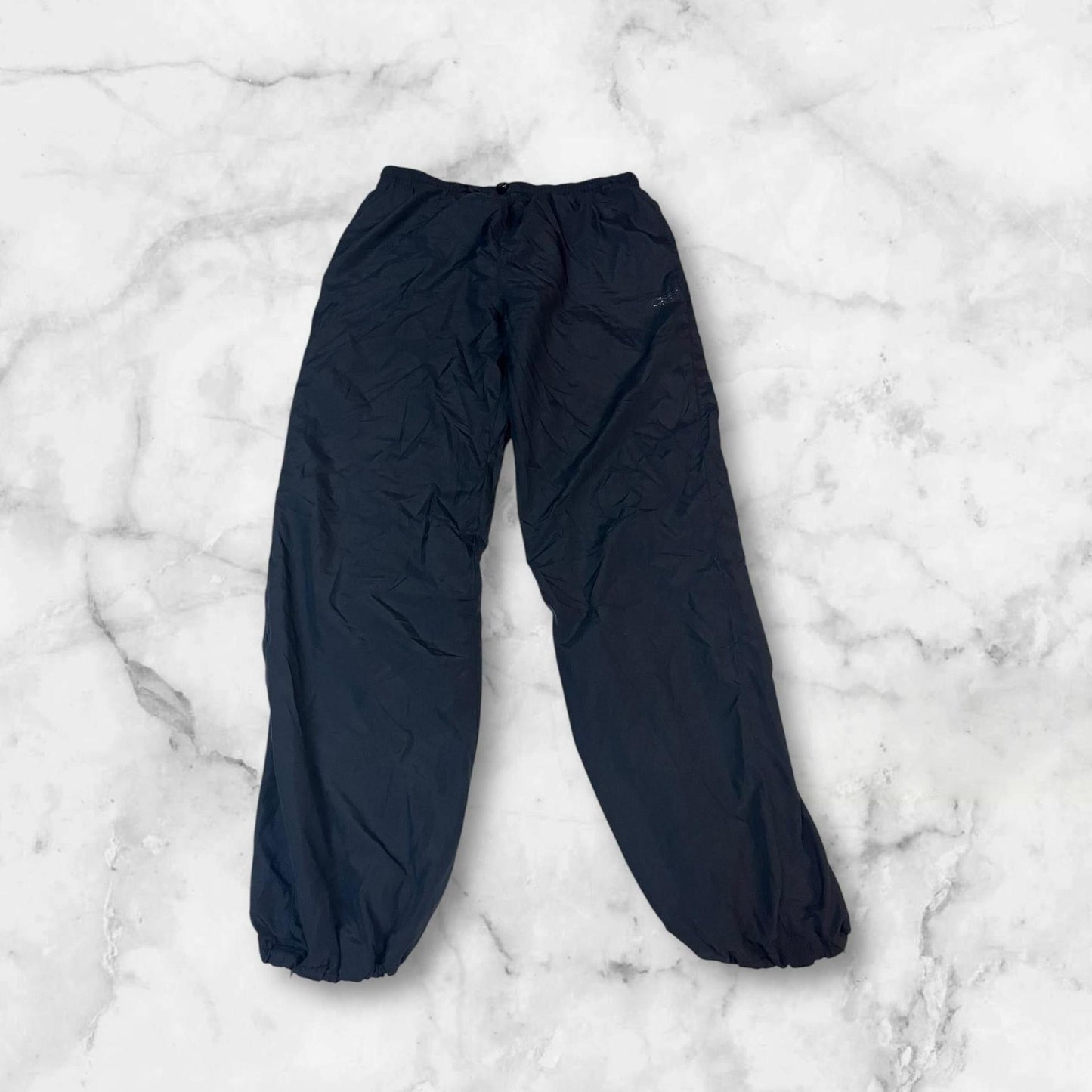 Entdecke unsere Vintage Track Pants von Nike und anderen Marken, erhältlich bei Valuxery.de - Dein Shop für trendige Vintage - Kleidung. Unsere Track Pants sind aus hochwertigen Materialien und