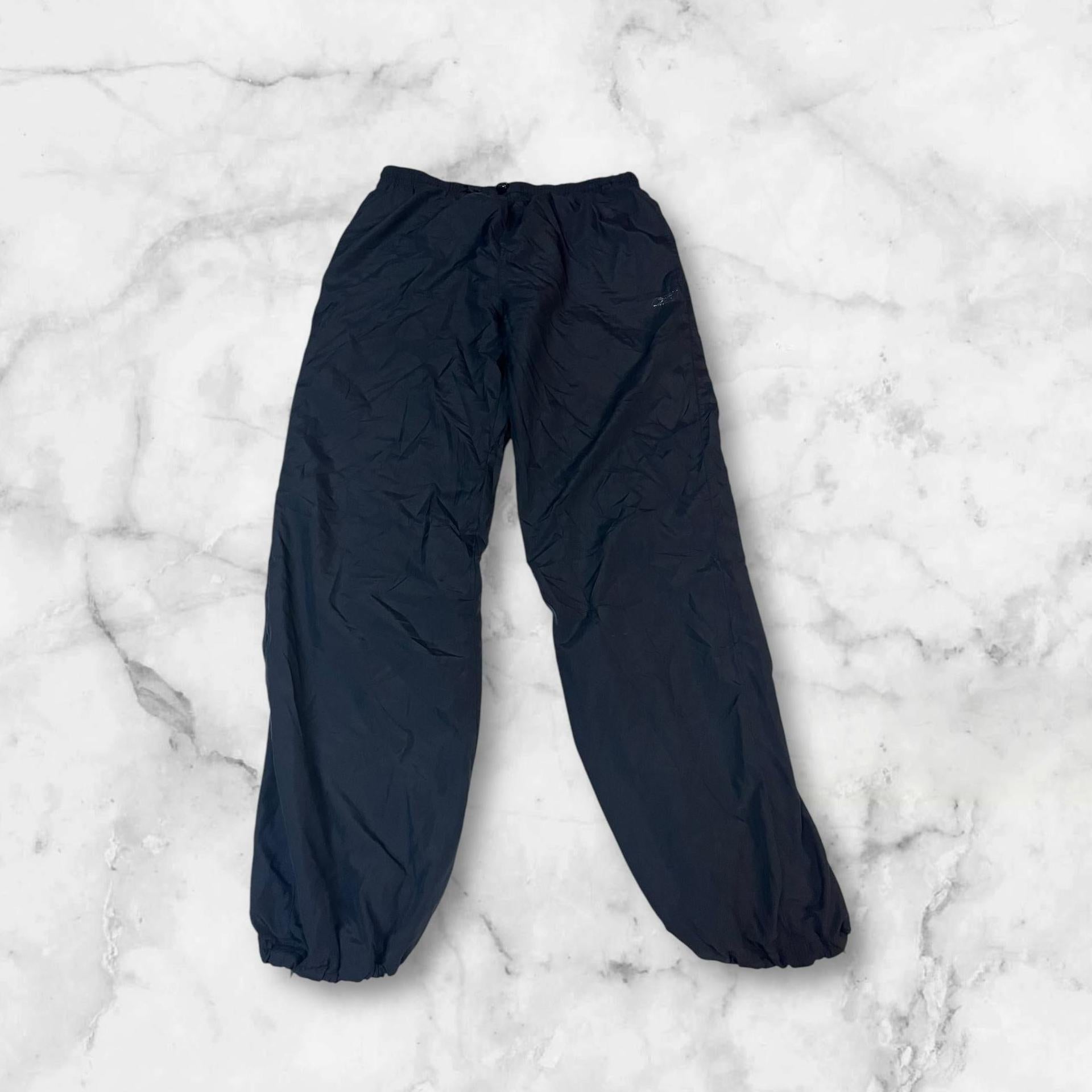 Entdecke unsere Vintage Track Pants von Nike und anderen Marken, erhältlich bei Valuxery.de - Dein Shop für trendige Vintage - Kleidung. Unsere Track Pants sind aus hochwertigen Materialien und