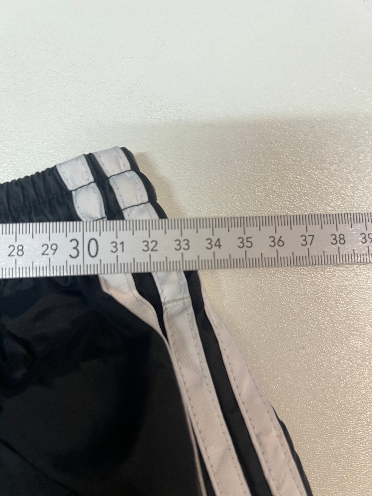 Entdecke unsere Vintage Track Pants von Nike und anderen Marken, erhältlich bei Valuxery.de - Dein Shop für trendige Vintage - Kleidung. Unsere Track Pants sind aus hochwertigen Materialien und