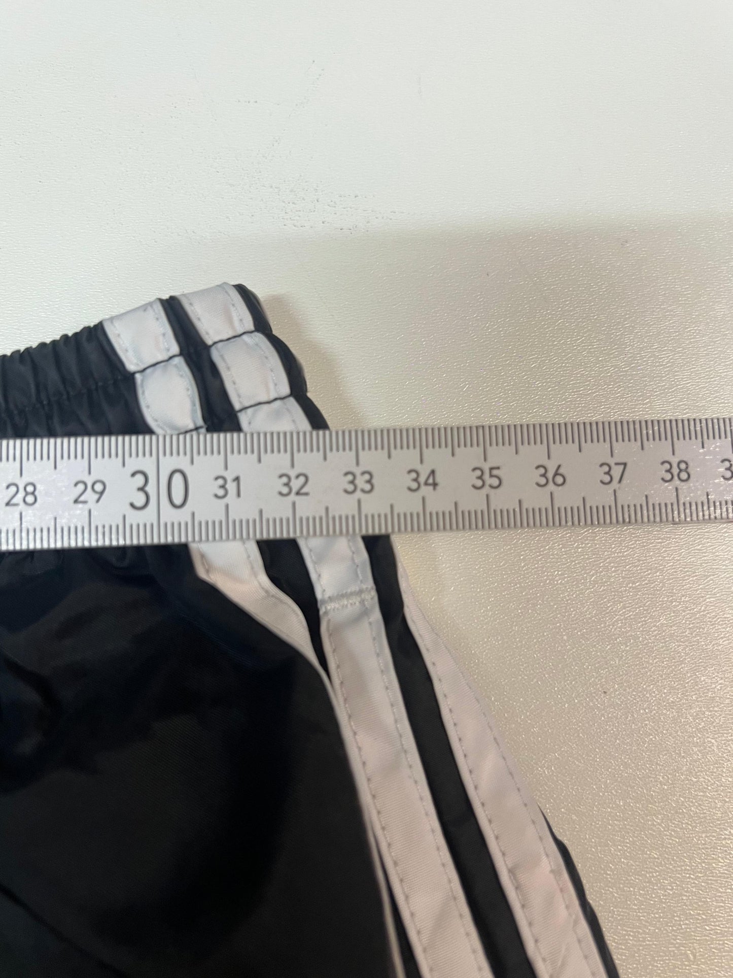 Entdecke unsere Vintage Track Pants von Nike und anderen Marken, erhältlich bei Valuxery.de - Dein Shop für trendige Vintage - Kleidung. Unsere Track Pants sind aus hochwertigen Materialien und