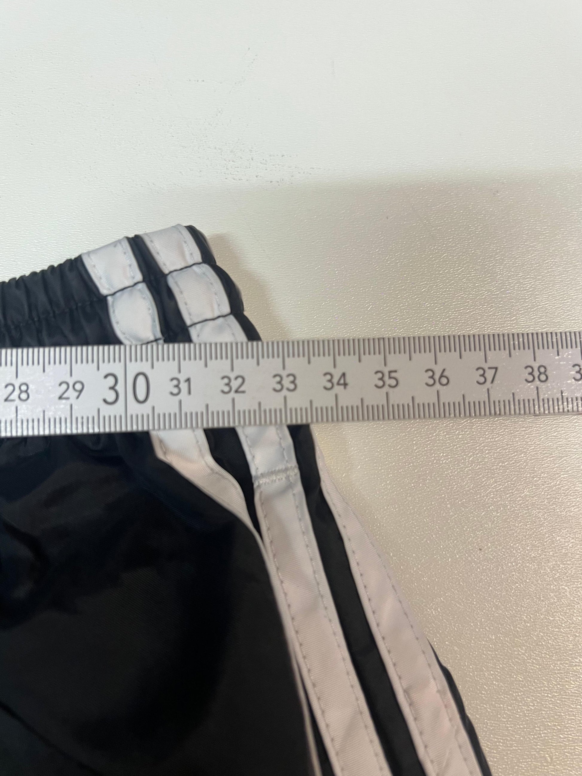 Entdecke unsere Vintage Track Pants von Nike und anderen Marken, erhältlich bei Valuxery.de - Dein Shop für trendige Vintage - Kleidung. Unsere Track Pants sind aus hochwertigen Materialien und