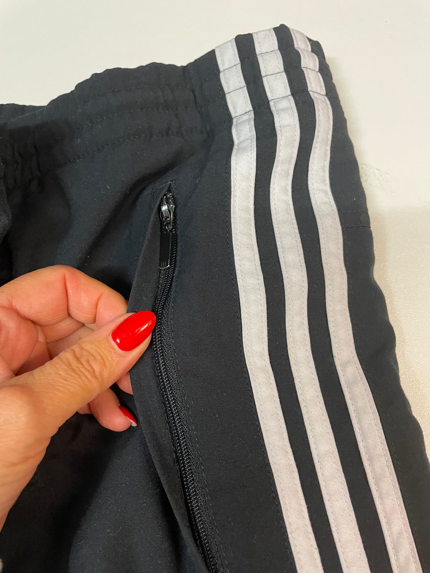 Entdecke unsere Vintage Track Pants von Nike und anderen Marken, erhältlich bei Valuxery.de - Dein Shop für trendige Vintage - Kleidung. Unsere Track Pants sind aus hochwertigen Materialien und