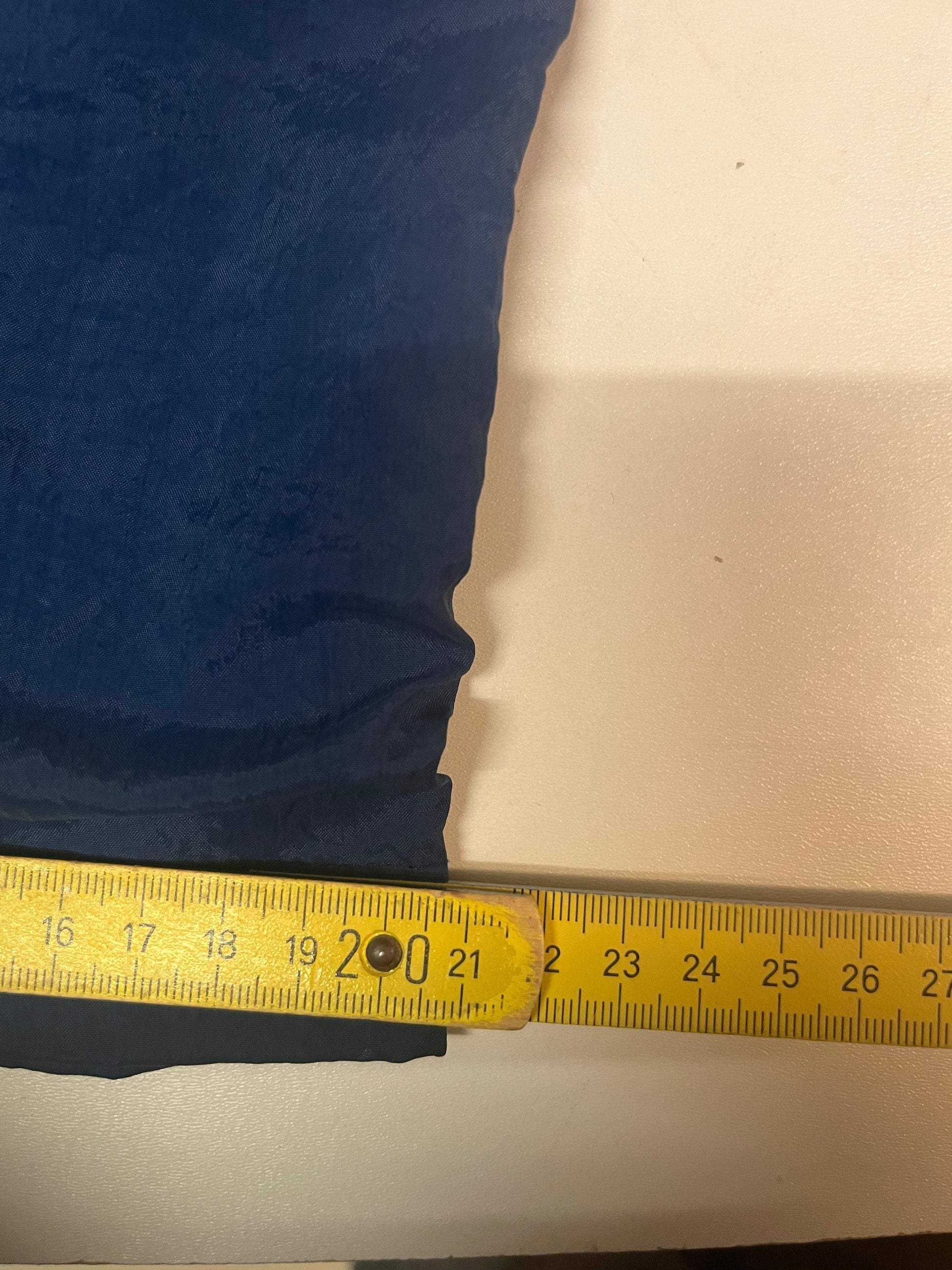 Entdecke unsere Vintage Track Pants von Nike und anderen Marken, erhältlich bei Valuxery.de - Dein Shop für trendige Vintage - Kleidung. Unsere Track Pants sind aus hochwertigen Materialien und