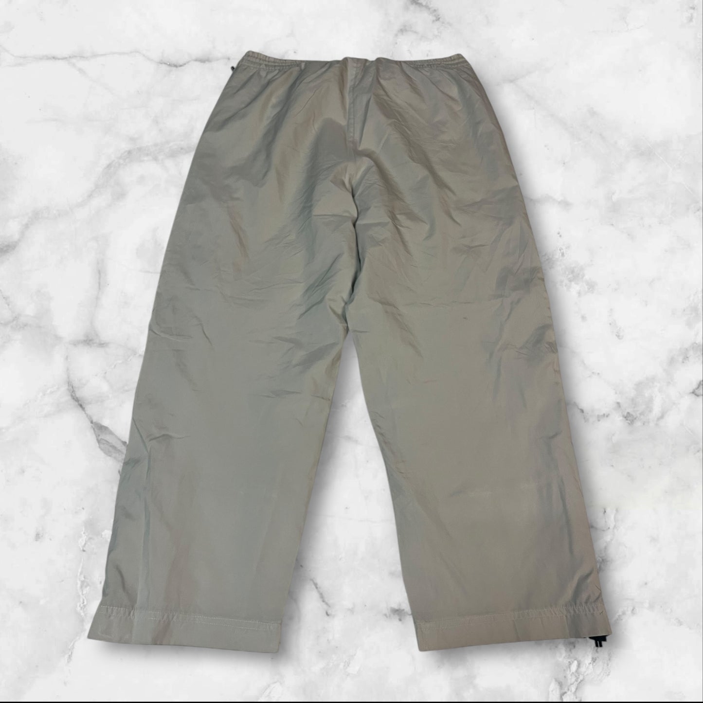 Entdecke unsere Vintage Track Pants von Nike und anderen Marken, erhältlich bei Valuxery.de - Dein Shop für trendige Vintage - Kleidung. Unsere Track Pants sind aus hochwertigen Materialien und