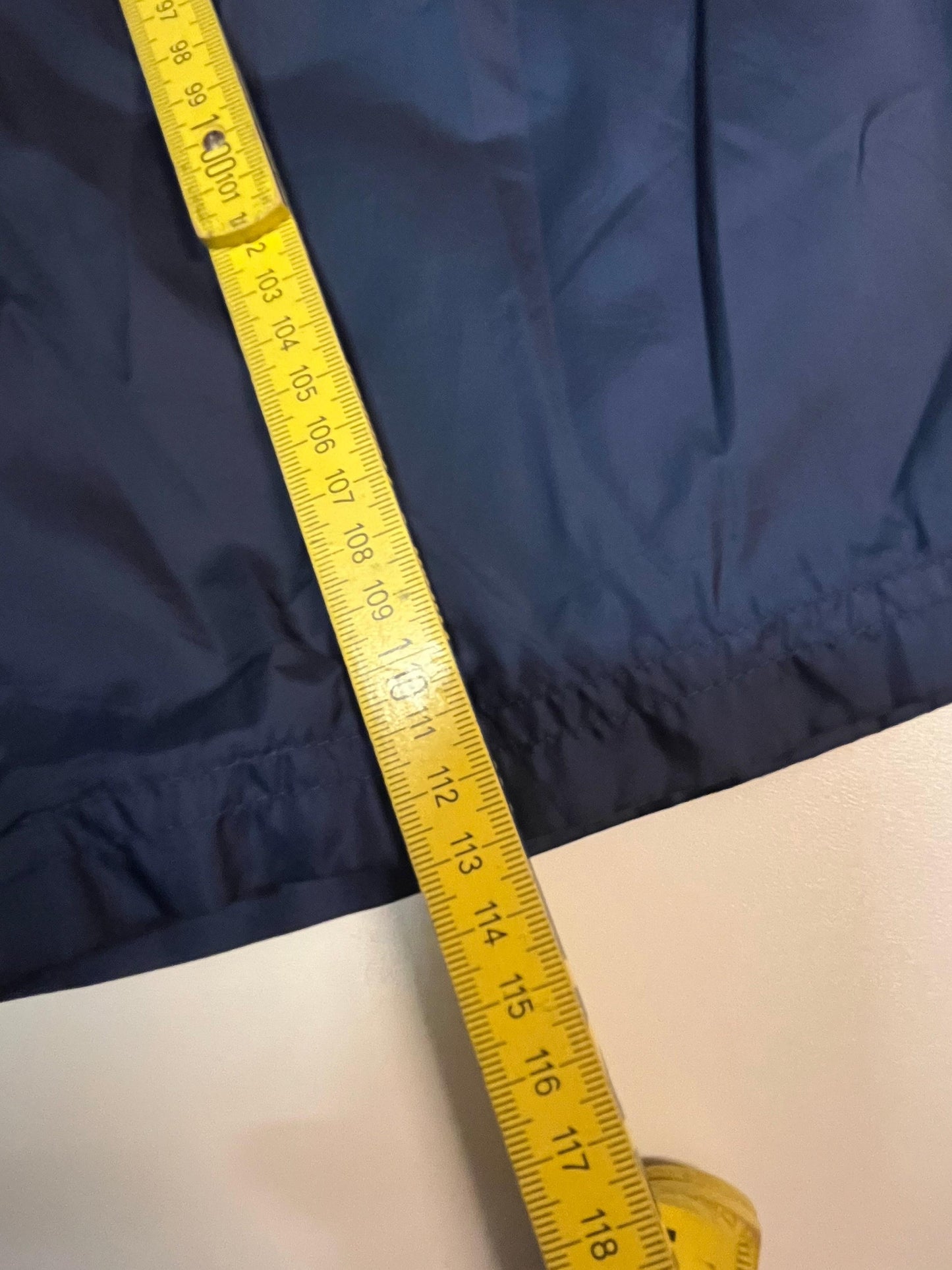 Entdecke unsere Vintage Track Pants von Nike und anderen Marken, erhältlich bei Valuxery.de - Dein Shop für trendige Vintage - Kleidung. Unsere Track Pants sind aus hochwertigen Materialien und