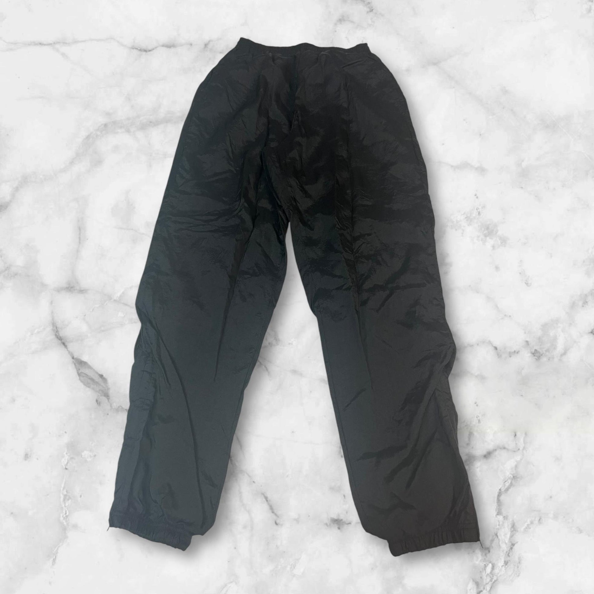 Entdecke unsere Vintage Track Pants von Nike und anderen Marken, erhältlich bei Valuxery.de - Dein Shop für trendige Vintage - Kleidung. Unsere Track Pants sind aus hochwertigen Materialien und