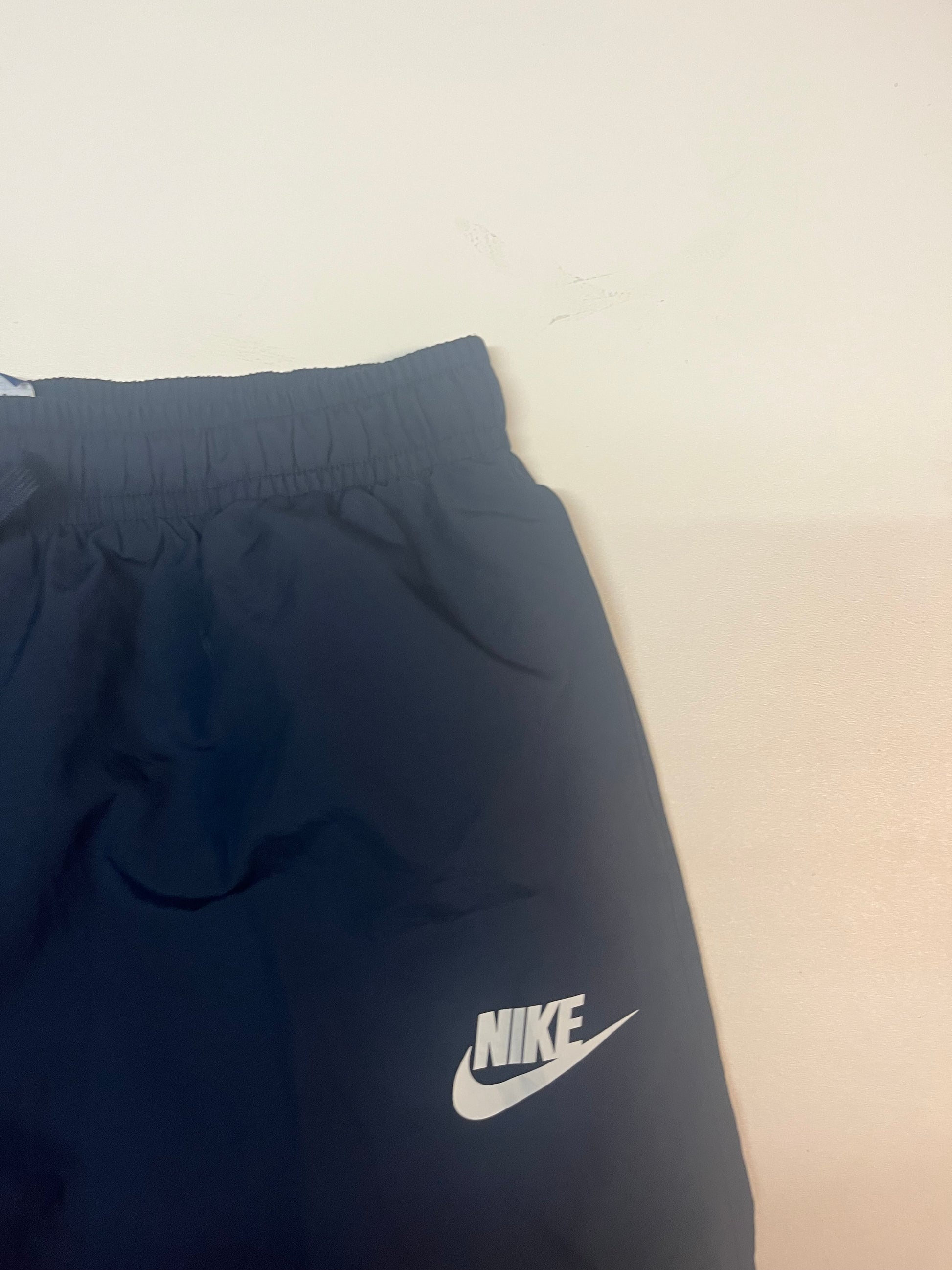 Entdecke unsere Vintage Track Pants von Nike und anderen Marken, erhältlich bei Valuxery.de - Dein Shop für trendige Vintage - Kleidung. Unsere Track Pants sind aus hochwertigen Materialien und