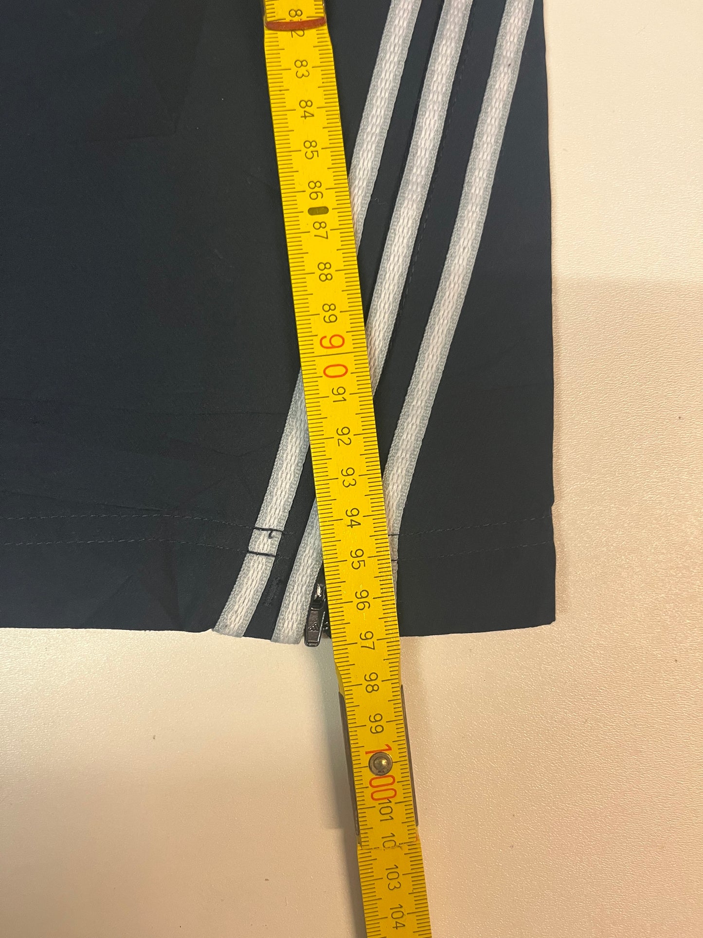 Entdecke unsere Vintage Track Pants von Nike und anderen Marken, erhältlich bei Valuxery.de - Dein Shop für trendige Vintage - Kleidung. Unsere Track Pants sind aus hochwertigen Materialien und