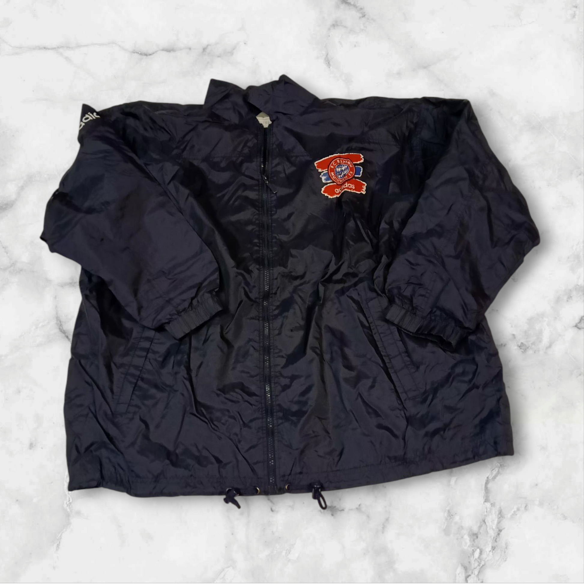 Entdecke unsere Vintage Track Pants von Nike und anderen Marken, erhältlich bei Valuxery.de - Dein Shop für trendige Vintage - Kleidung. Unsere Track Pants sind aus hochwertigen Materialien und