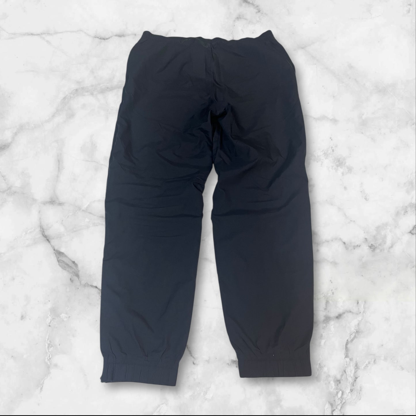 Entdecke unsere Vintage Track Pants von Nike und anderen Marken, erhältlich bei Valuxery.de - Dein Shop für trendige Vintage - Kleidung. Unsere Track Pants sind aus hochwertigen Materialien und