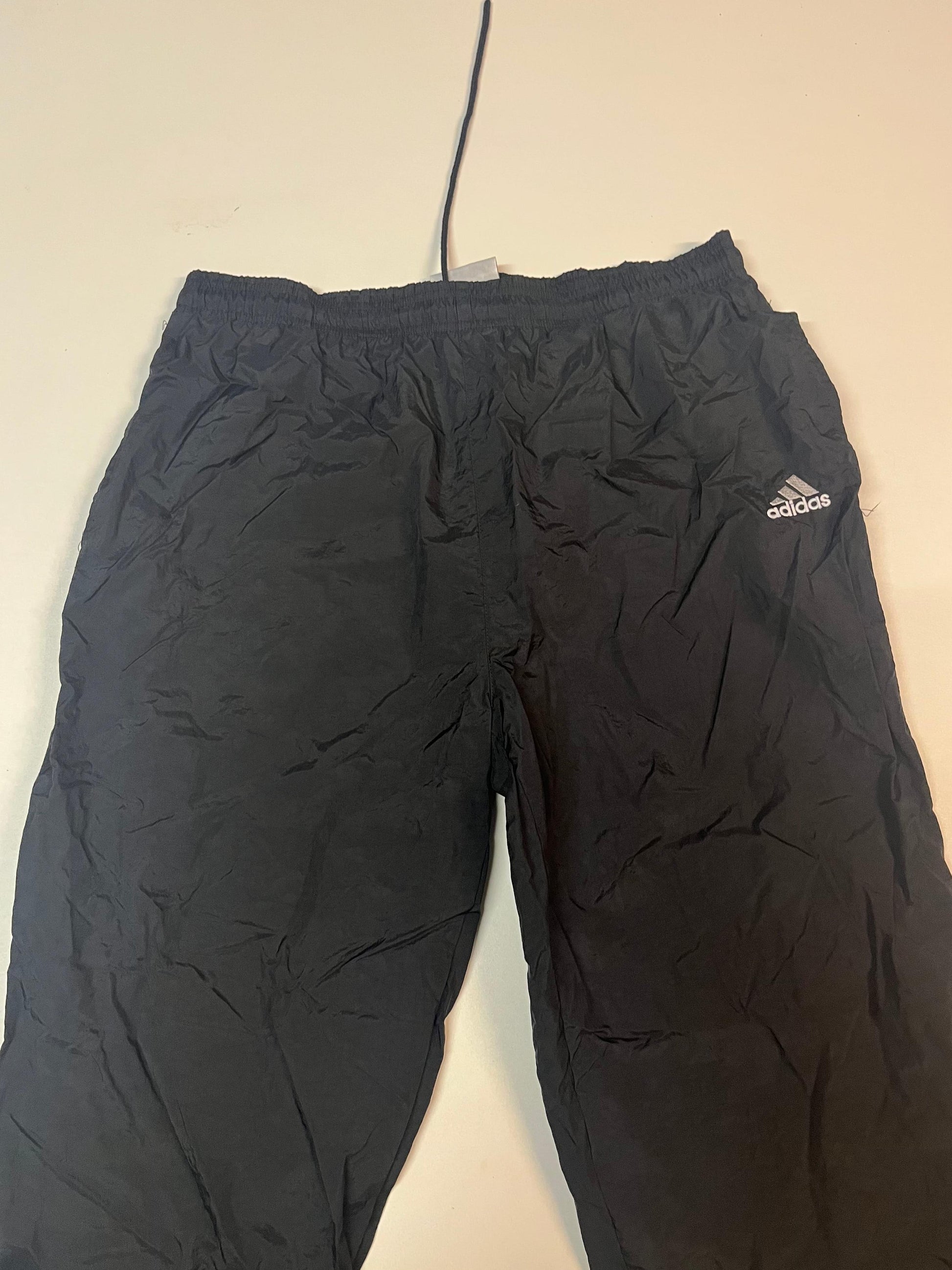 Entdecke unsere Vintage Track Pants von Nike und anderen Marken, erhältlich bei Valuxery.de - Dein Shop für trendige Vintage - Kleidung. Unsere Track Pants sind aus hochwertigen Materialien und