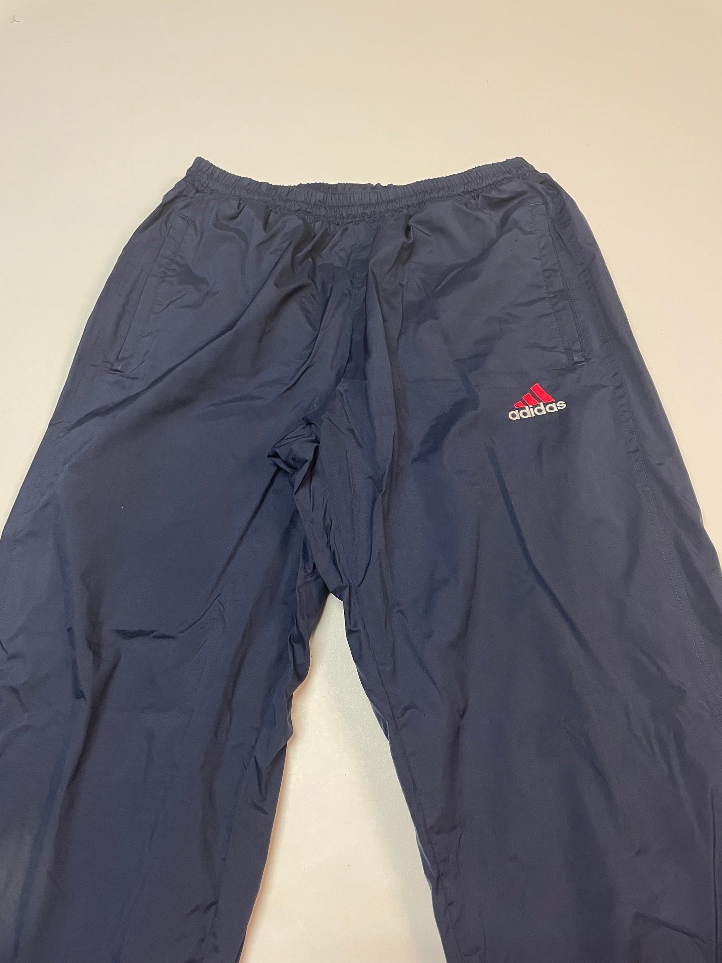 Entdecke unsere Vintage Track Pants von Nike und anderen Marken, erhältlich bei Valuxery.de - Dein Shop für trendige Vintage - Kleidung. Unsere Track Pants sind aus hochwertigen Materialien und