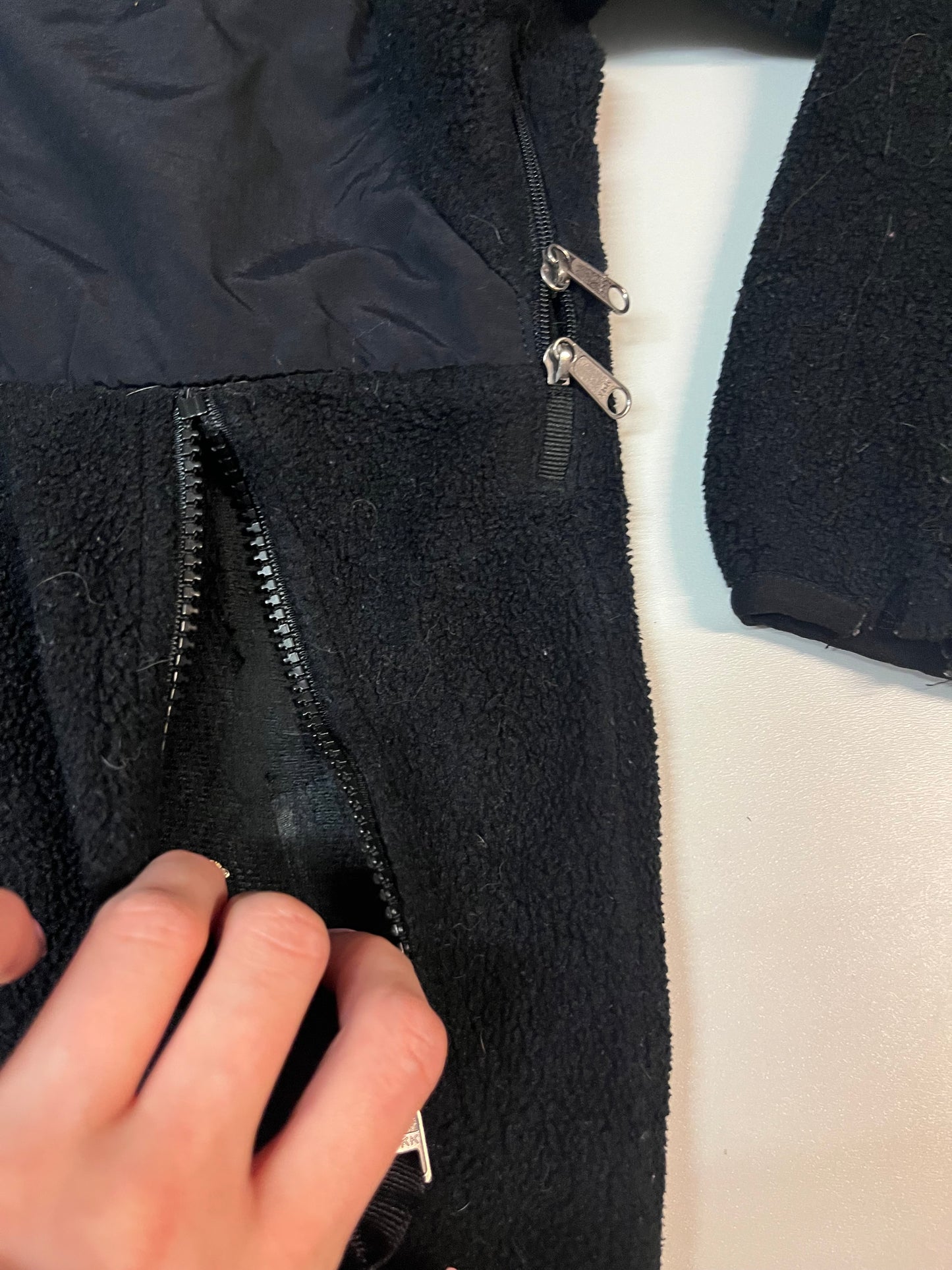 Entdecke unsere Vintage Track Pants von Nike und anderen Marken, erhältlich bei Valuxery.de - Dein Shop für trendige Vintage - Kleidung. Unsere Track Pants sind aus hochwertigen Materialien und